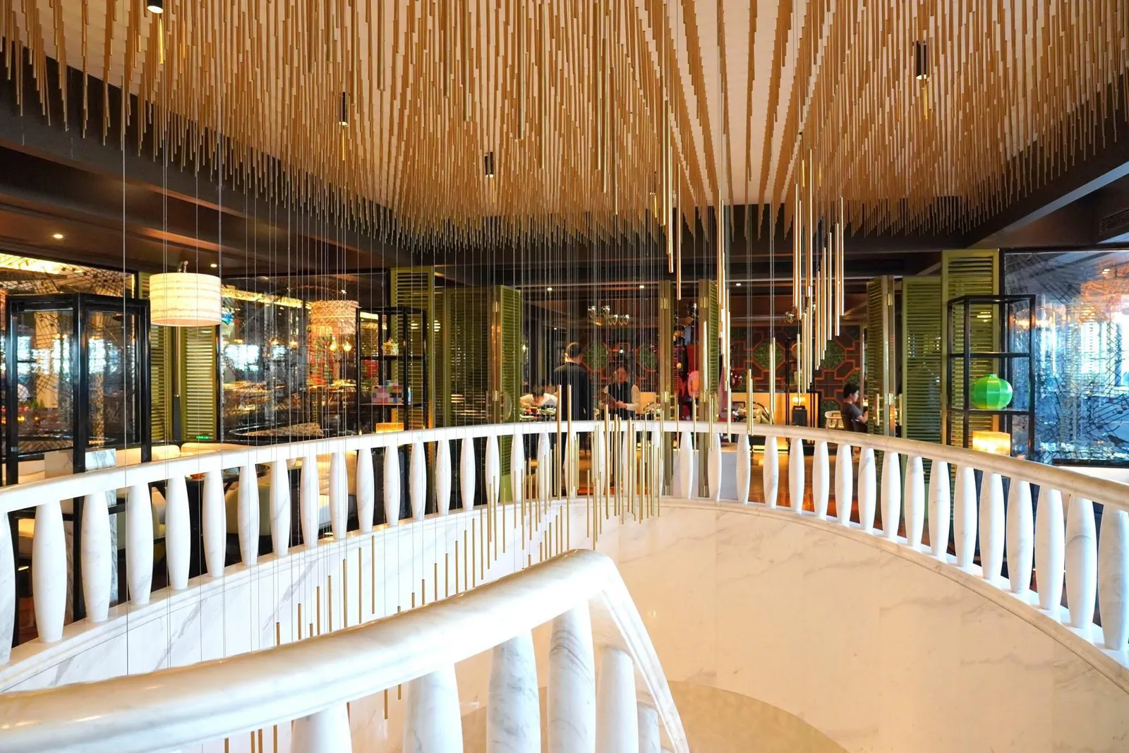 จุดดึงดูดสายตาหลักของร้านประกอบไปด้วยเป็นห้องครัวแบบเปิดและบันไดหินอ่อนโค้ง