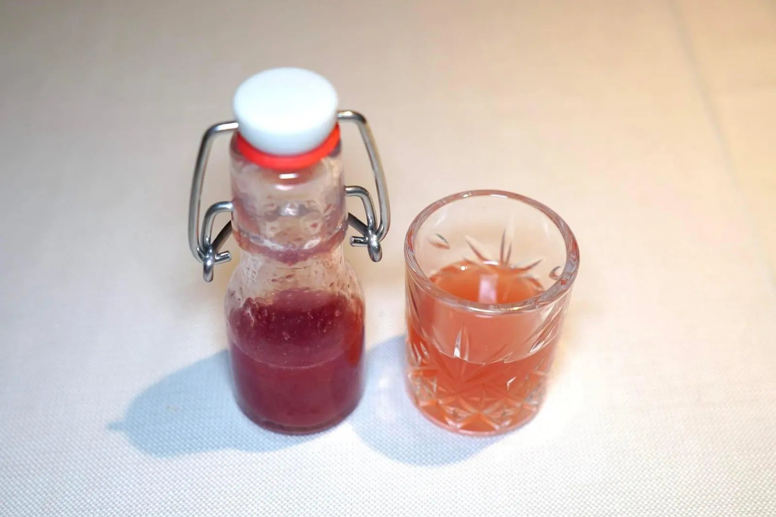 Kombucha & Juiceล้างปากก่อนเข้าสู่ของหวานด้วย Kombucha แก้วจิ๋วที่เตรียมมาจาก Elderflowers และ Alpine Herbs ข้าง ๆ กันคือ Juice ในขวดมีลักษณะเป็นน้ำที่เตรียมมาจากลูกแพร์ บ๊วย และ Woodruff จากสวนของทางร้าน