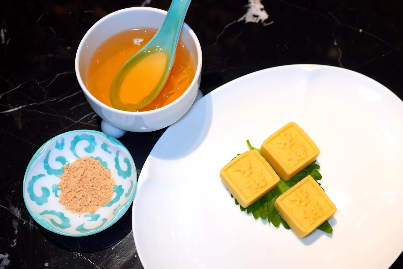 冷萃茶石花冻 (38 CNY+)Seaweed Jelly, Chilled Oolong Teaปิดท้ายด้วยของหวานท้องถิ่นอย่างแรกคือเจลลี่สาหร่ายให้เนื้อสัมผัสอยู่ตรงกลางระหว่างนุ่มและกรึบ จากนั้นเสิร์ฟมาในชาอู่หลงแบบเย็น (14/20)