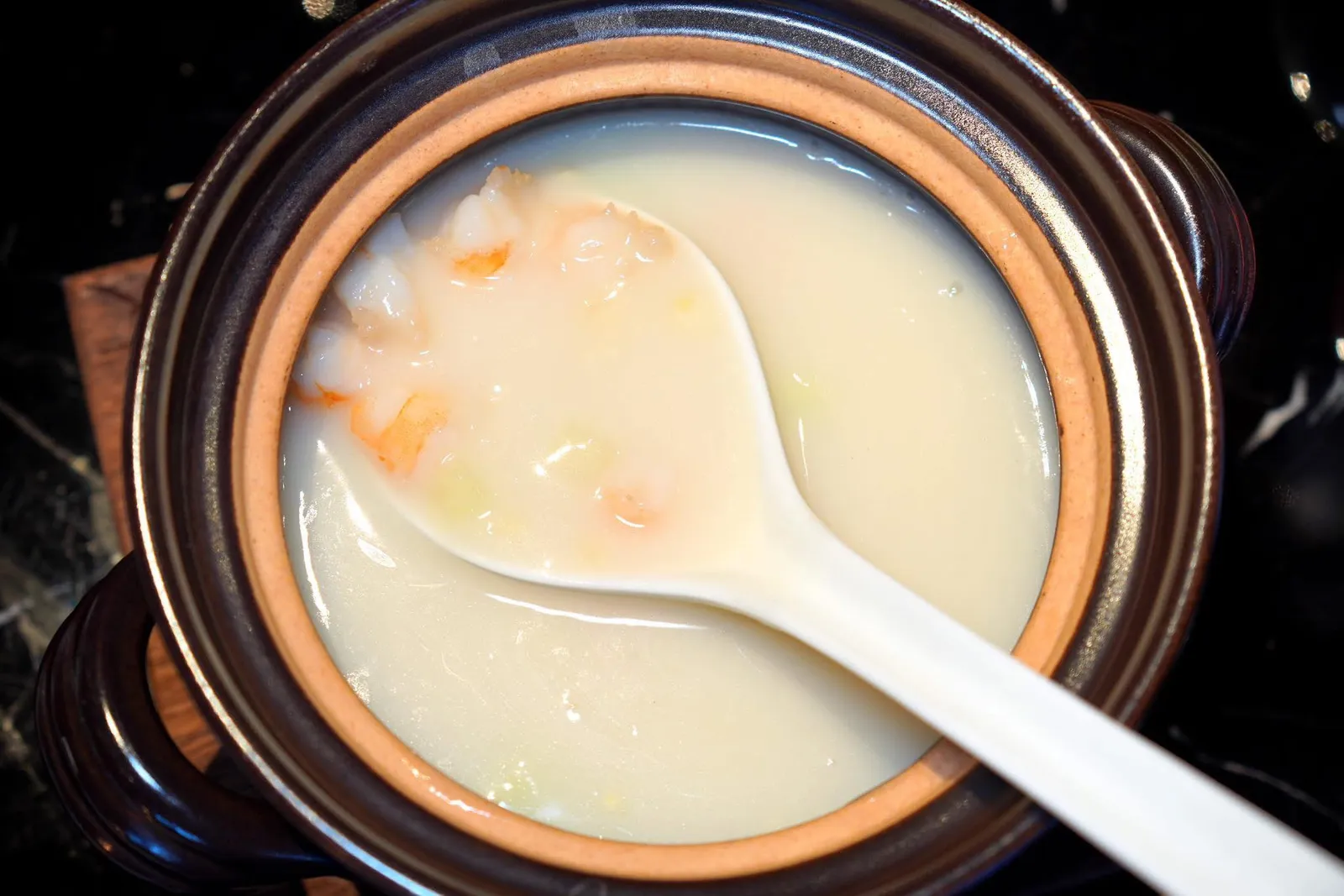 鲜承海鲜泡饭 (128 CNY+)”HOKKLO“ Seafood Rice Soupสำหรับเมนูข้าวเราเลือกจบด้วยโจ๊กเสิร์ฟมาชามใหญ่สำหรับแบ่งกันชิมได้ 3-4 คน ความพิเศษอยู่ที่เนื้อโจ๊กซึ่งมีความเนียน นุ่ม ละมุน จนเรียกได้ว่ากลืนกลับเนื้อสัมผัสของอาหารทะเลต่าง ๆ ได้อย่างไร้ที่ติ ก่อนเสิร์ฟพนักงานจะใส่ข้าวพองกรอบ ๆ ลงไปที่ด้านบน (16/20)