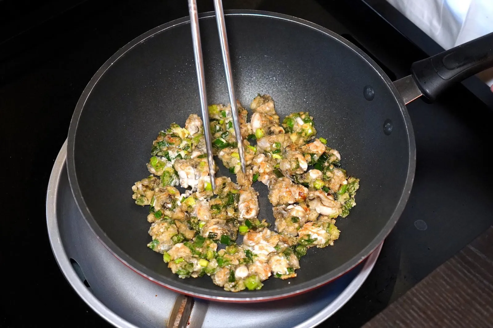 风味海蛎煎 (88 CNY+)Pan-fried Crispy Oyster, Sweet Chili Sauce ”Quanzhou“ Styleเชฟค่อย ๆ จัดเตรียมเมนูนี้ให้ด้วยตัวเอง (15/20)