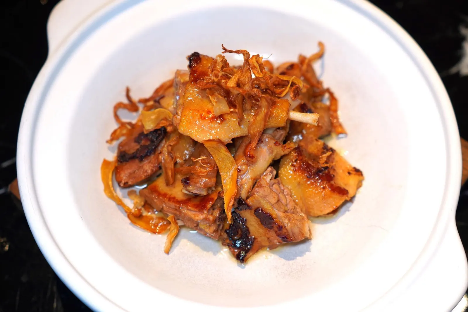 鲜承姜母鸭 (138 CNY+)”HOKKLO“ Stewed Ginger Whole Duck in Casseroleเป็ดอบขิงสไตล์ฟูเจียนเป็นหนึ่งในเมนูที่ควรแก่การลิ้มลองสำหรับผู้ที่เดินทางมายังนคร Xiamen เชฟนำเป็ดอายุ 90 วันทั้งตัวไปคลุกเคล้ากับเกบือ น้ำตาล เหล้า Sorghum และไวน์สำกรับทำอาหารนาน 1 ชั่วโมง จากนั้นจึงอบในหม้อดินขนาดใหญ่กับขิงแก่อายุ้กินกว่า 2 ปีนาน 50 นาทีก่อนจะตัดเป็นชิ้นพอดีคำ จากนั้นเร่งไฟเพื่อตี่ยวให้ซอสเข้มข้นแล้วผัดต่อจนเนื้อเป็ดดูดซับน้ำรสขาติเข้มข้นเข้าไปจนเข้าเนื้อ (15/20)