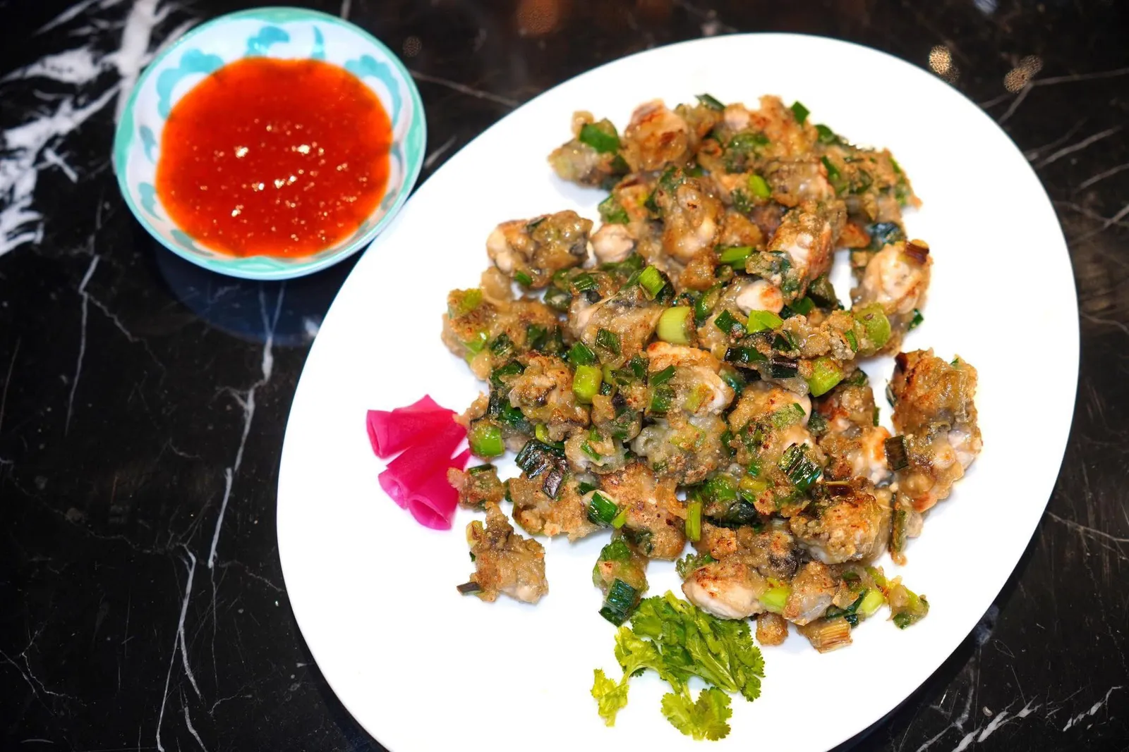 风味海蛎煎 (88 CNY+)Pan-fried Crispy Oyster, Sweet Chili Sauce ”Quanzhou“ Styleหอยนางรมที่นำไปผัดกับแป้งและต้นหอมในกระทะจนกรอบ เนื้อหอยนุ่มและไม่คาว ซอสพริกหวานเผ็ดช่วยเบรคความมันของแป้งได้ดีมาก ๆ (15/20)