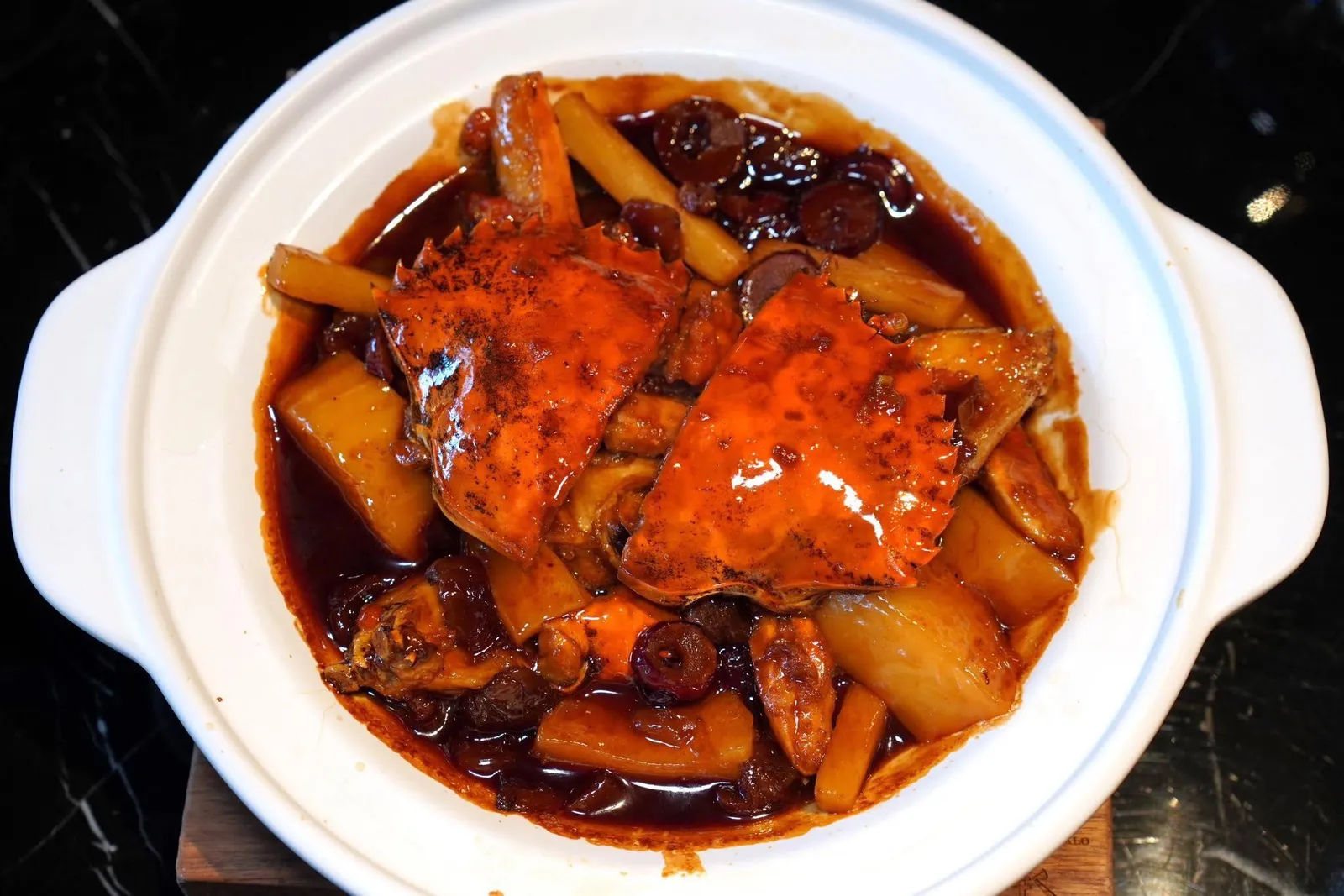 桂圆老酒焖红鲟 (350克) (288 CNY+)Stir-fried Female Mud Crab, Dried Longan, Aged Chinese Rice Wineสุดยอดเมนู Signature Dish ประจำร้านคือปูทะเลตัวเมียขนาด 350 กรัมพร้อมไข่แน่นกระดอง เชฟนำไปผัดกับพุทราแห้ง (Longanged Date) ขิงแก่ และสาโทจีนบ่ม จากนั้นเคี่ยวจนได้รสชาติที่ข้นหวานจากธรรมชาติเข้ากันกับความหวานของเนื้อปูได้อย่างมีมิติ (16/20)