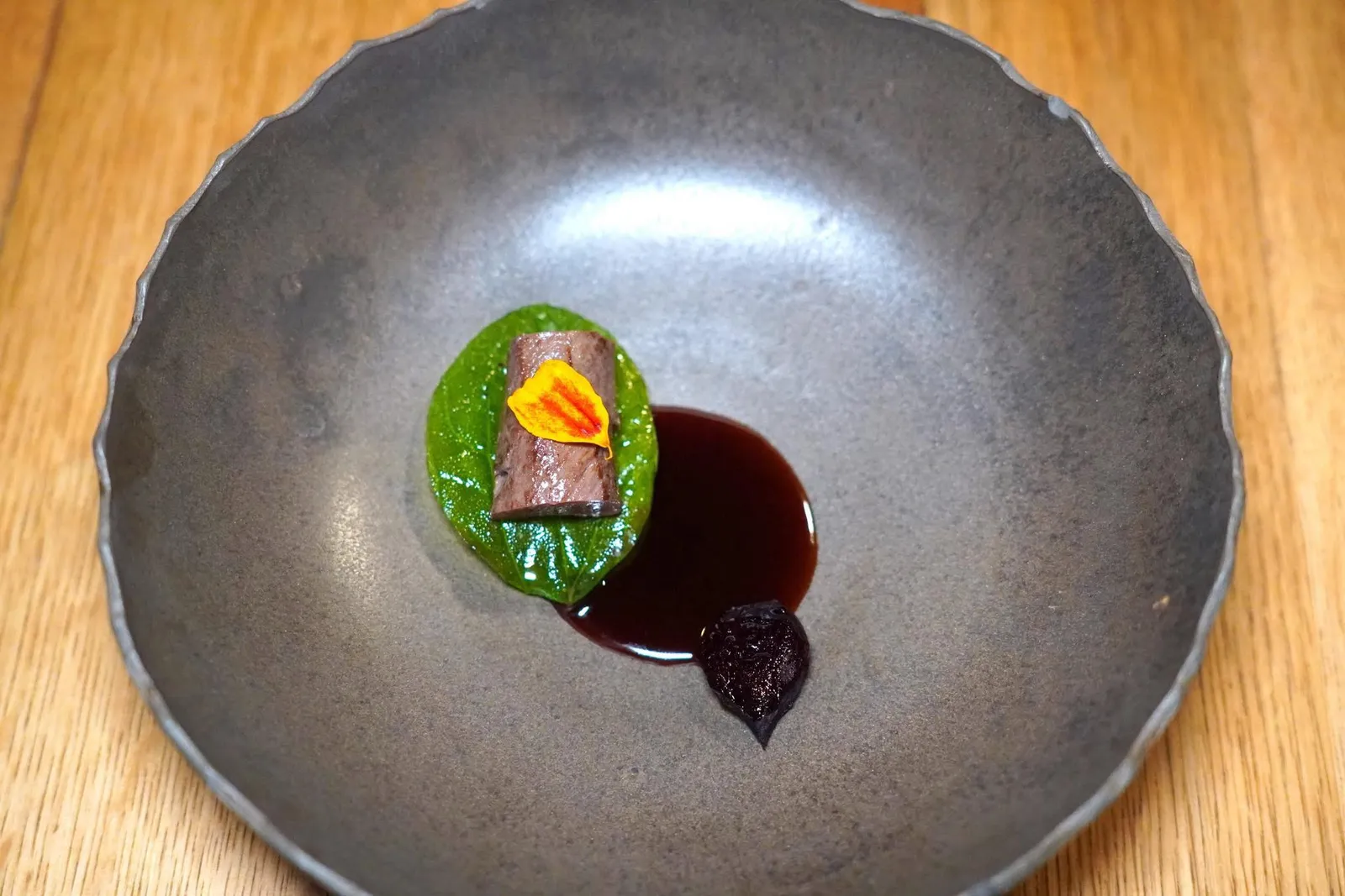 Roebuck, oyster, kiwi (HF classic)อีกหนึ่งเมนู Classic Dish ประจำร้านเป็นจานที่เชฟ Ana Roš รังสรรค์เอาไว้ในปี 2012 โดยอาศัยแรงบันดาลใจมาจากคุณพ่อที่เป็นนักล่าสัตว์และจะนำมาใช้ประกอบอาหารในบ้านกันทุก ๆ วันอาทิตย์ จานนี้เชฟนำเสนอชิ้นกวางโรส่วน Loin จับคู่มากับกีวี่และหอยนางรมรองอยู่ด้านล่าง คั่นกลางด้วยใบผักเพื่อคงไว้ซึ่งคอนเซปของ Land and Sea ข้าง ๆ กันคือชิ้นบีทรูทและซอสที่ปรุงรสด้วยเครื่องเทศให้รสชาติที่เข้มข้น (19/20)