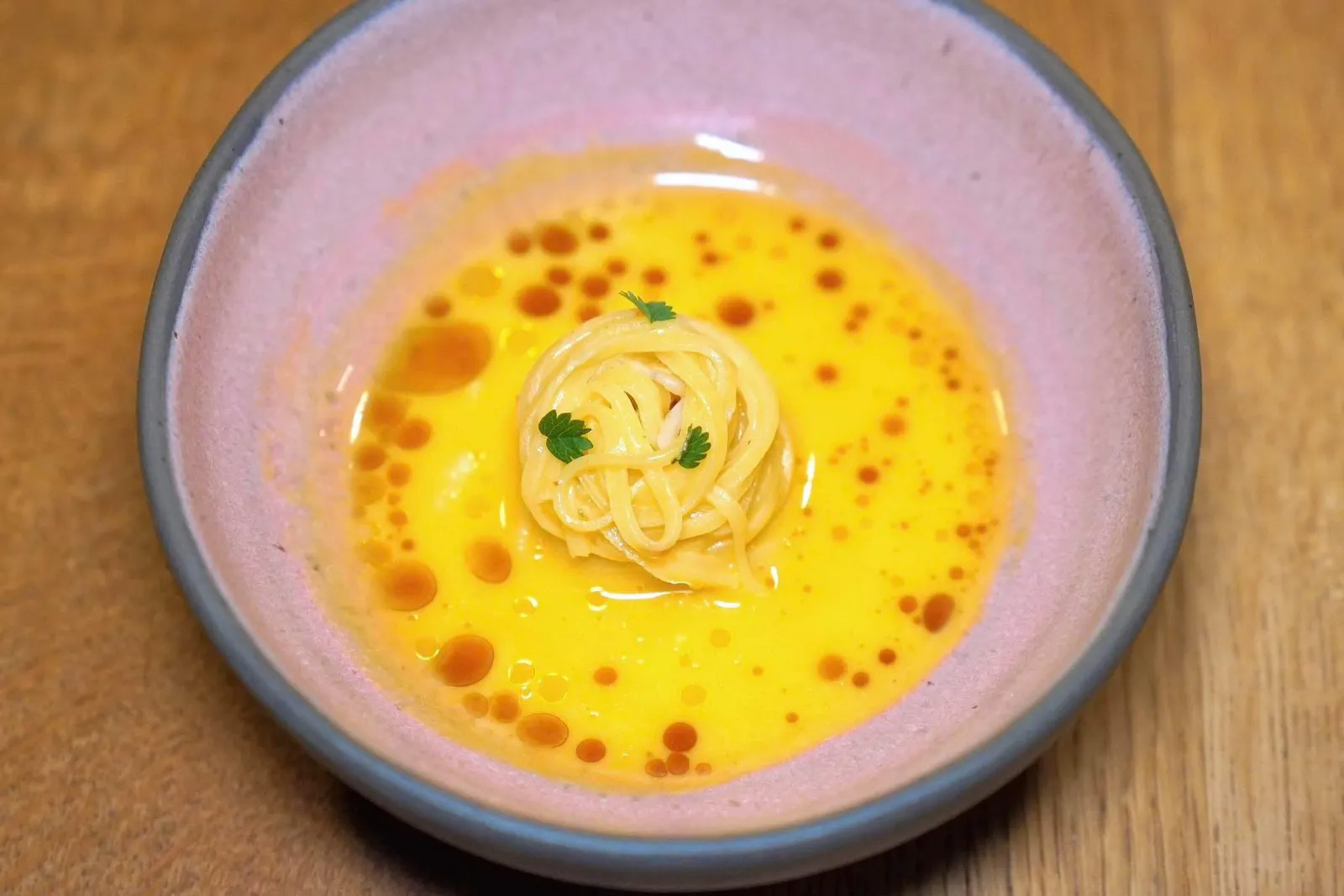 Tagliolini, razor clams and melonพาสต้าเส้น Tagliolini ที่ทางร้านทำเองในทุก ๆ เช้าเสิร์ฟมากับหอยใบมีดโกนจากแถบ Istria ซึ่งเป็นพื้นที่ริมทะเล Adriatic ทางตอนใต้ของประเทศสโลวีเนีย เชฟยังใส่เนยลงไปจำนวนมากตัดด้วยรสชาติของน้ำเมลอน นอกจากนี้เชฟยังใส่มิติของน้ำมันกาแฟ Arabica จากประเทศบราซิลที่ผ่านการคั่วในกรุง Ljubljana หยดลงไปรอบ ๆ จานนอกจากนี้ด้านบนยังมีใบ Pimpinella ใส่มาช่วยเพิ่มสีสันได้อีกด้วย (19/20)