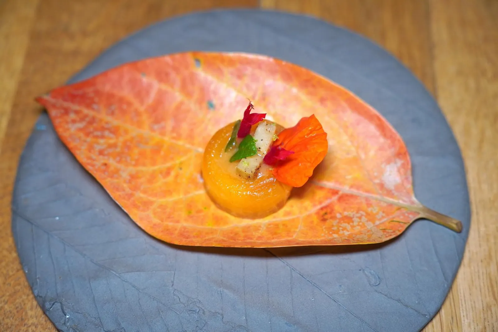 Autumn fruitKaki หรือลูกพลับญี่ปุ่นที่เจริญเติบโตในพื้นที่ไม่ไกลจากตัวร้านจับคู่มากับ เชฟปรุงรสด้วยเหล้ารัมจับคู่กับความฉุนของฮอร์ชแรดิช นอกจากนี้ยังมี Celeriac รวมไปถึงดอกไม้และผิวมะนาวท็อปมาด้านบน