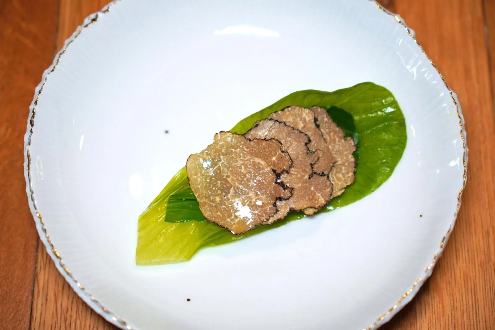 Garden leaves, brown butter emulsion, quail egg, Istrian truffleเริ่มต้นมื้อด้วยผัก Bok Choy จากสวนของทางร้าน ด้านในมีไข่นกระทาแอบซ่อนอยู่ ด้านล่างรองด้วย Brown Butter Emulsion ที่ได้รับการปรุงแต่งด้วยเครื่องเทศเล็กน้อย จากนั้นท็อปด้านบนด้วยทรัฟเฟิลดำจากแถบ Istria ทางตอนใต้ของประเทศสโลวีเนีย (18/20)