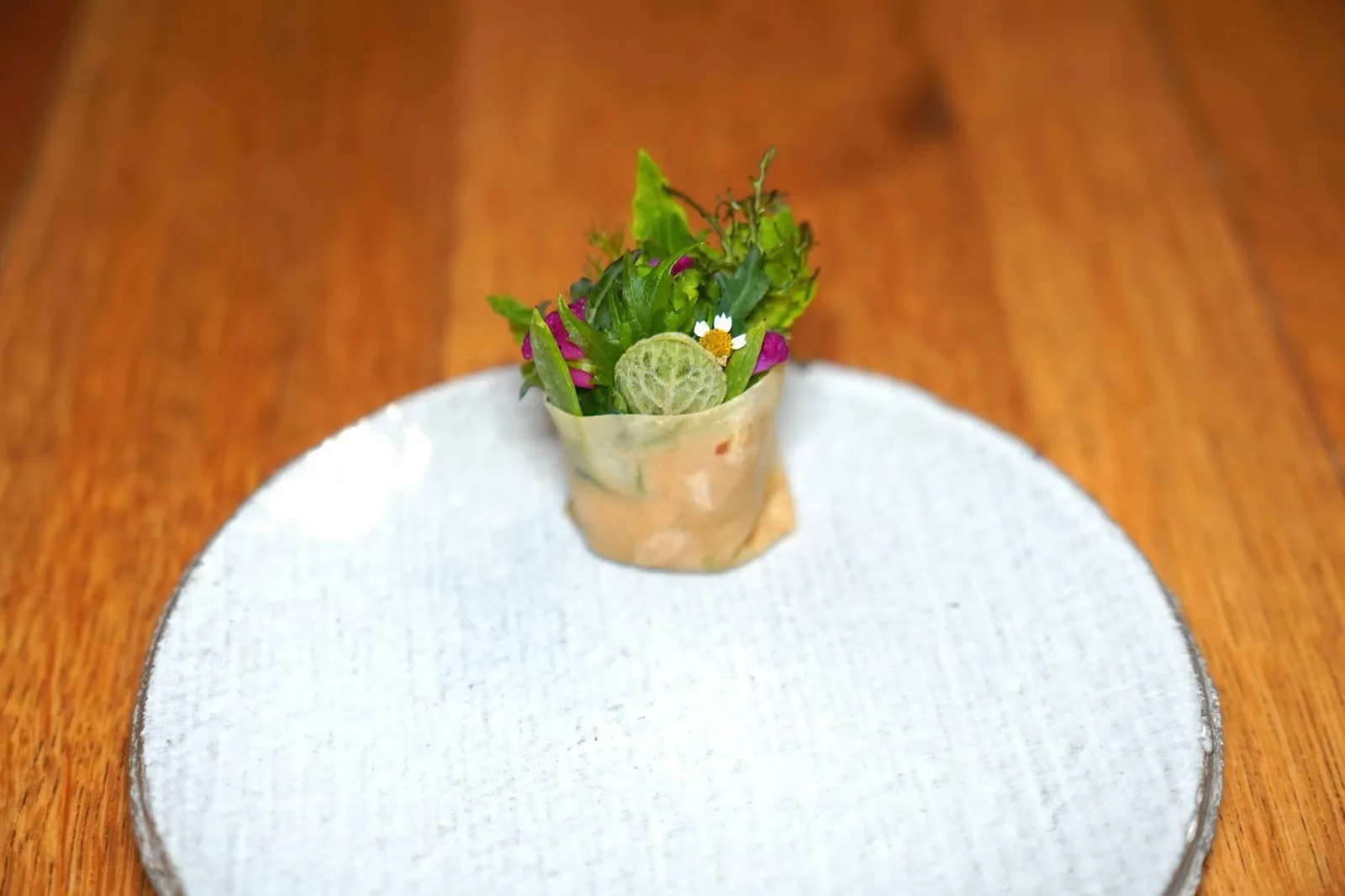 Celeriac, crab, foraged greens, mustard seedsCeleriac ดองที่เชฟนำมาเตรียมเป็นถุงเล็ก ๆ ด้านในบรรจุพืชและสมุนไพรนานาชนิดจากสวนของทางร้านรวมไปถึงเนื้อปูแมงมุมหรือ Granseola จาก Laguna di Marano ทางตอนเหนือของประเทศอิตาลีให้หวานเบา ๆ นอกจากนี้ยังมีความเผ็ดและฉุนเบา ๆ จากเมล็ดมัสตาร์ดป่าดองอีกด้วย (17/20)