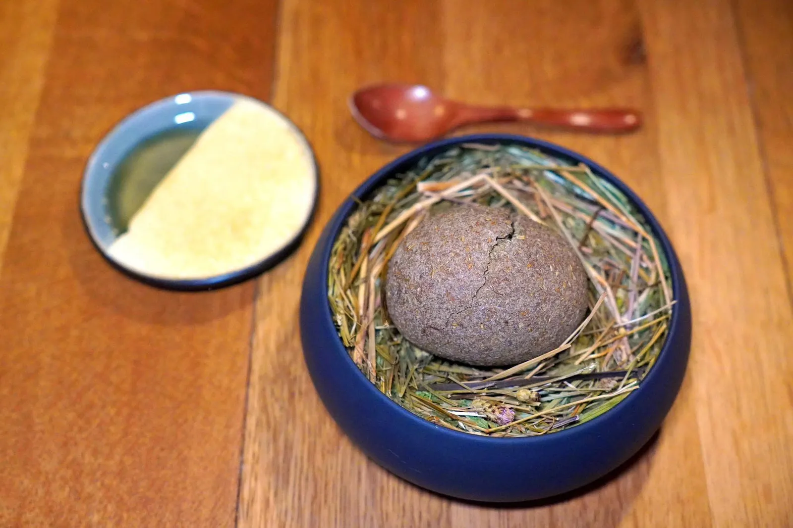 Hay baked potato, fenugreek & roasted yeast infused sour cream (HF classic)อีกหนึ่ง Classic Dish ของห้องอาหาร Hiša Franko คือมันฝรั่งทั้งชิ้นที่ผ่านการอบใน Crust ชั้นนอกที่ผสมผสาน August Hay หรือหญ้าฟางและเกลือจำนวนมาก และไข่ขาวเข้าด้วยกัน (17/20)