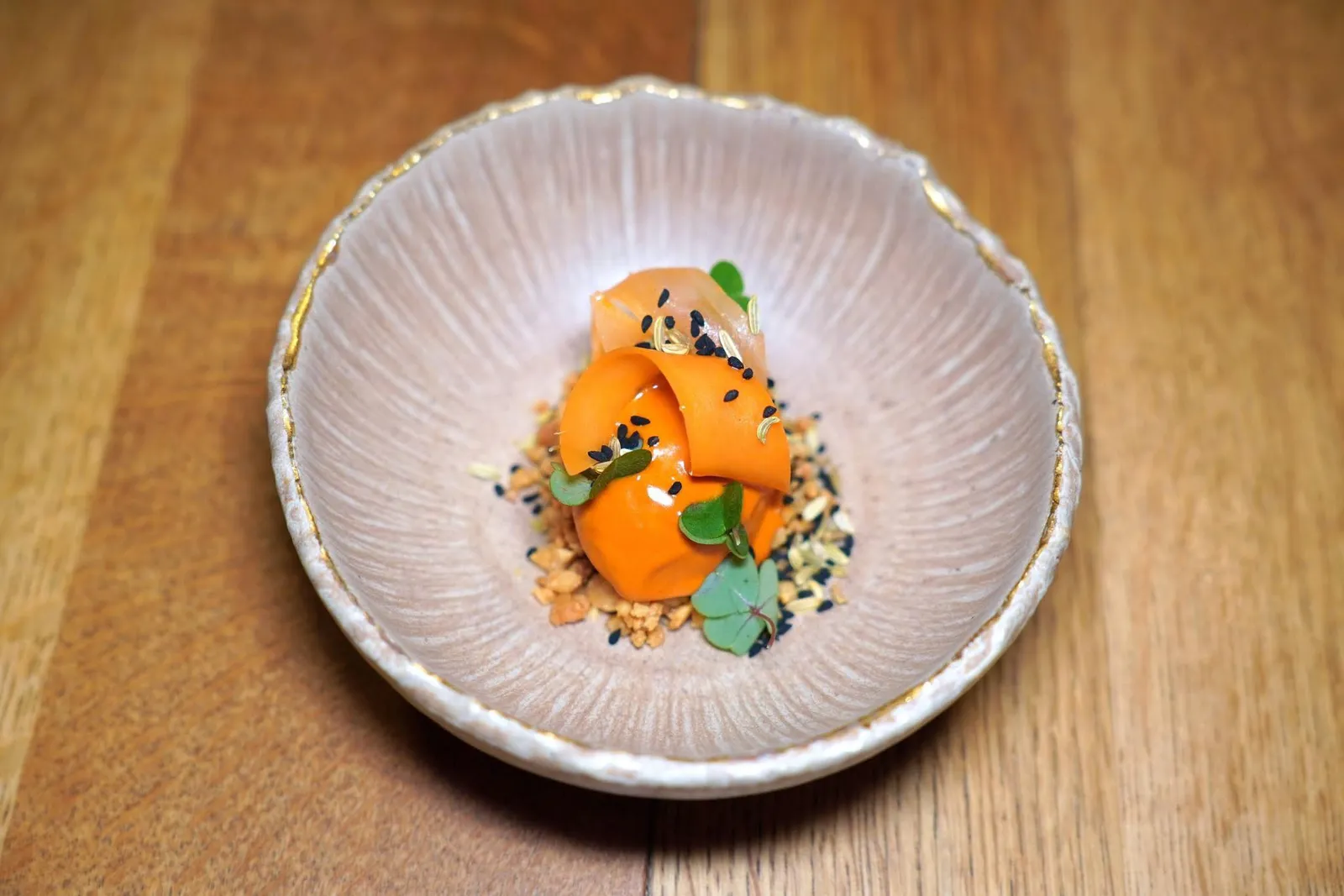 Carrot and oxalisในพื้นที่แถบ Soča Valley เป็นพื้นที่ที่มีผลไม้เติบโตค่อนข้างน้อย ทางร้านจึงเลือกใช้ผักต่าง ๆ ในการนำมาทำเป็นขนมหวานในที่นี้คือแครอทนำเสนอมาเป็นไอศกรีม ด้านล่างลองด้วยไวท์ช็อกโกแลตกานาซและอัลมอนด์ครัมเบิ้ล ด้านบนท็อปด้วยองค์ประกอบที่มีรสชาติเข้มข้นที่สุดคือ Black Nigella หรือเทียนดำ เมล็ดเฟนเนล และใบ Oxalis จิ๋วจากสวนของทางร้านใส่มาอีกด้วย (18/20)