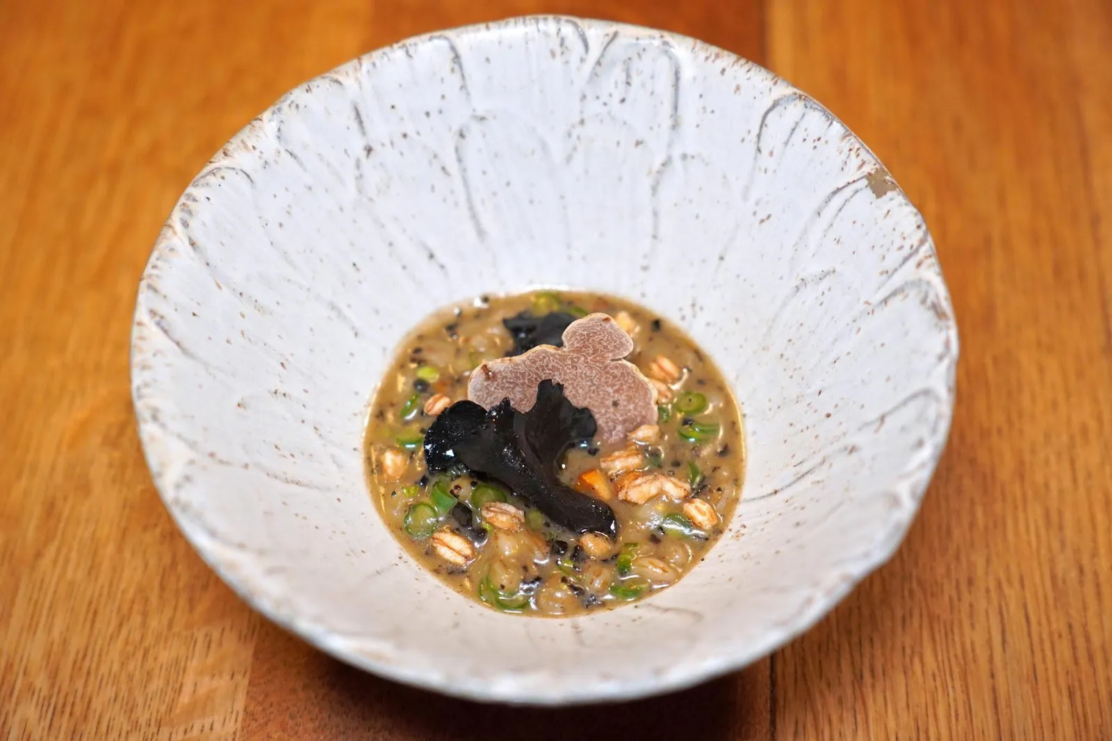 Orzotto, puffed barley, goat cheese water, green beans, white trufflesOrzotto เป็นเมนูที่มีความคล้ายคลึงกันกับ Risotto แต่เปลี่ยนวัตถุดิบหลักจากข้าวมาเป็นบาเลย์ให้เนื้อสัมผัสที่หนึบสู้ฟันมากขึ้น เชฟเพิ่มมิติความกรอบด้วยการใส่ข้าวบาเลย์แบบ Puffed ในจานยังมีความหอมมันของ Brown Butter รวมไปถึงอโรมาของเห็ดป่าหลายชนิดที่เก็บมาจากธรรมชาติรวมไปถึงถั่ว Green Bean หั่นเป็นชิ้นจิ๋ว ๆ และชิ้นทรัฟเฟิลขาวอีกด้วย (20/20)