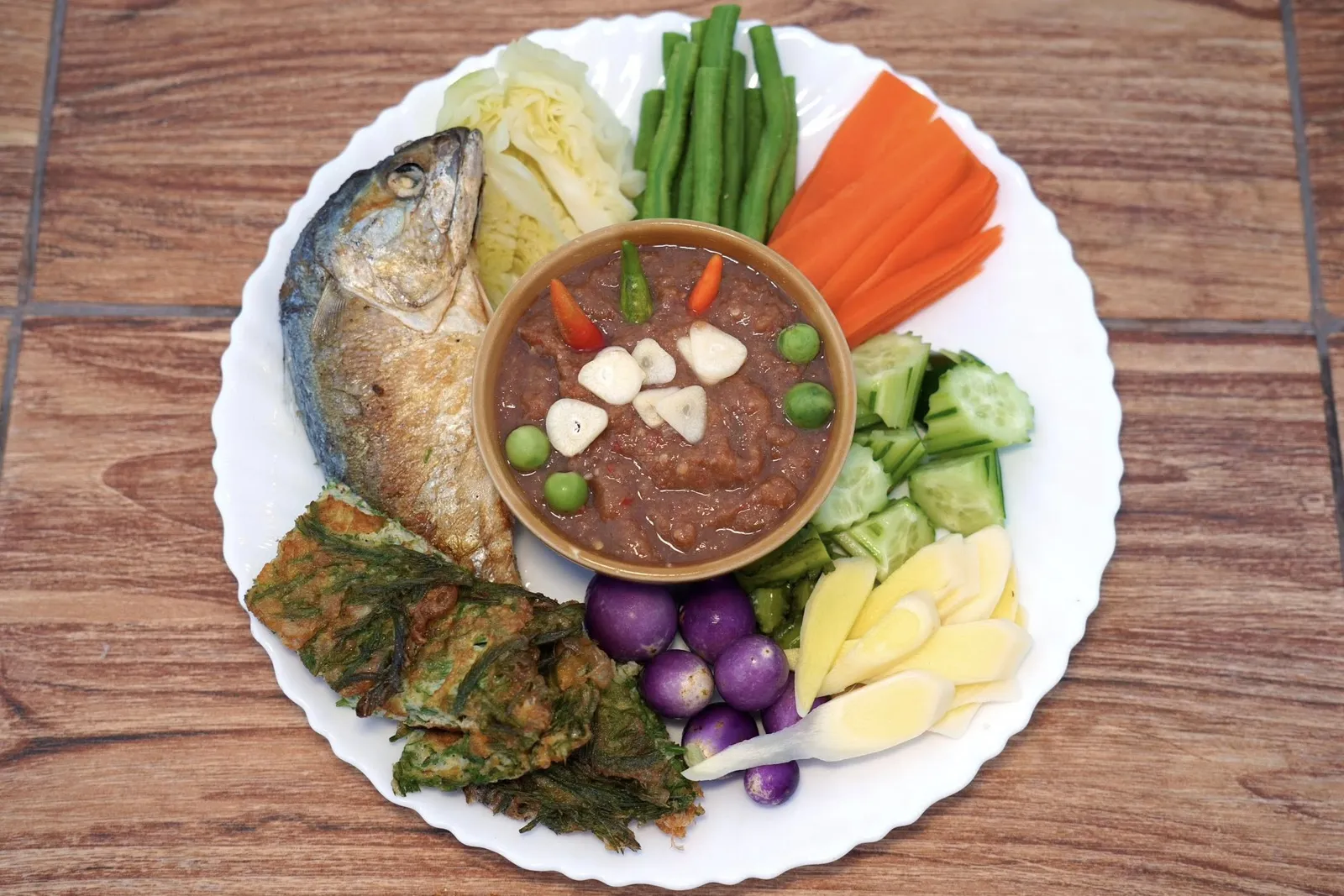 ชุดน้ำพริกกะปิปลาทูทอด (250+)ชุดน้ำพริกกะปิมีรสชาติจัดจ้านจนเหงื่อตก มีกลิ่นหอมของกะปิคุณภาพดี ทั้งยังให้ปริมาณมาเยอะจนแบ่งกันชิมได้หลายคน ข้าง ๆ คือผักเคียงและปลาทูตัวเขื่องทอดมาแบบกรอบ ๆ ไม่อมน้ำมัน (14/20)