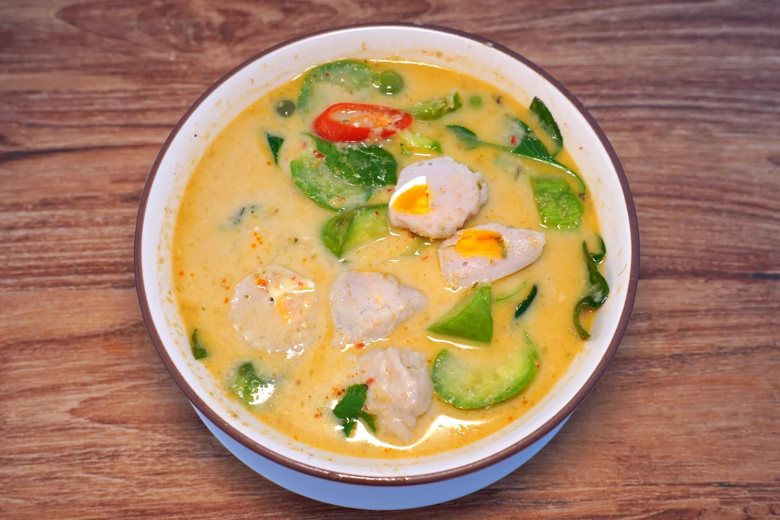 แกงเขียวหวานลูกชิ้นปลากรายไข่เค็ม (240+)แกงเขียวหวานมีความเข้มข้น รสชาติหวานนำเข้ากันกับความเค็มของไข่เค็มที่ยัดไส้มาในลูกชิ้นปลากรายเนื้อเด้งได้อย่างลงตัว (14/20)