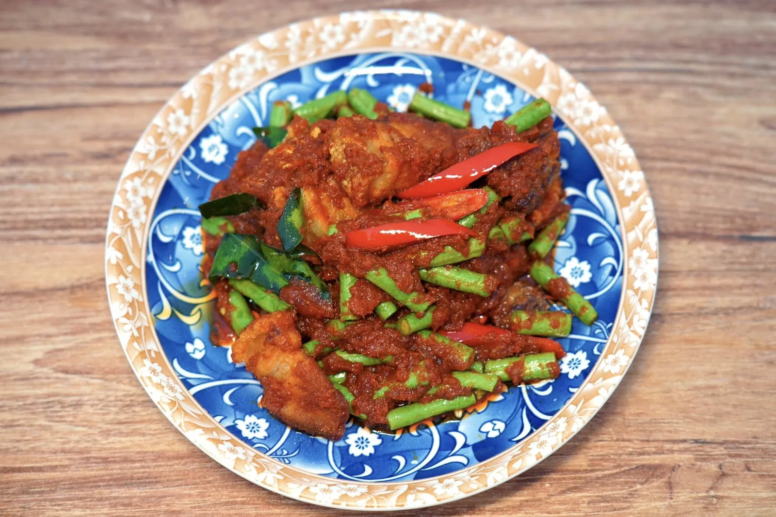 หมูกรอบผัดพริกแกง (220+)หมูกรอบชิ้นโตผัดกับพริกแกงและถั่วฝักยาวแบบบ้าน ๆ เสิร์ฟมาล้นจาน (13/20)