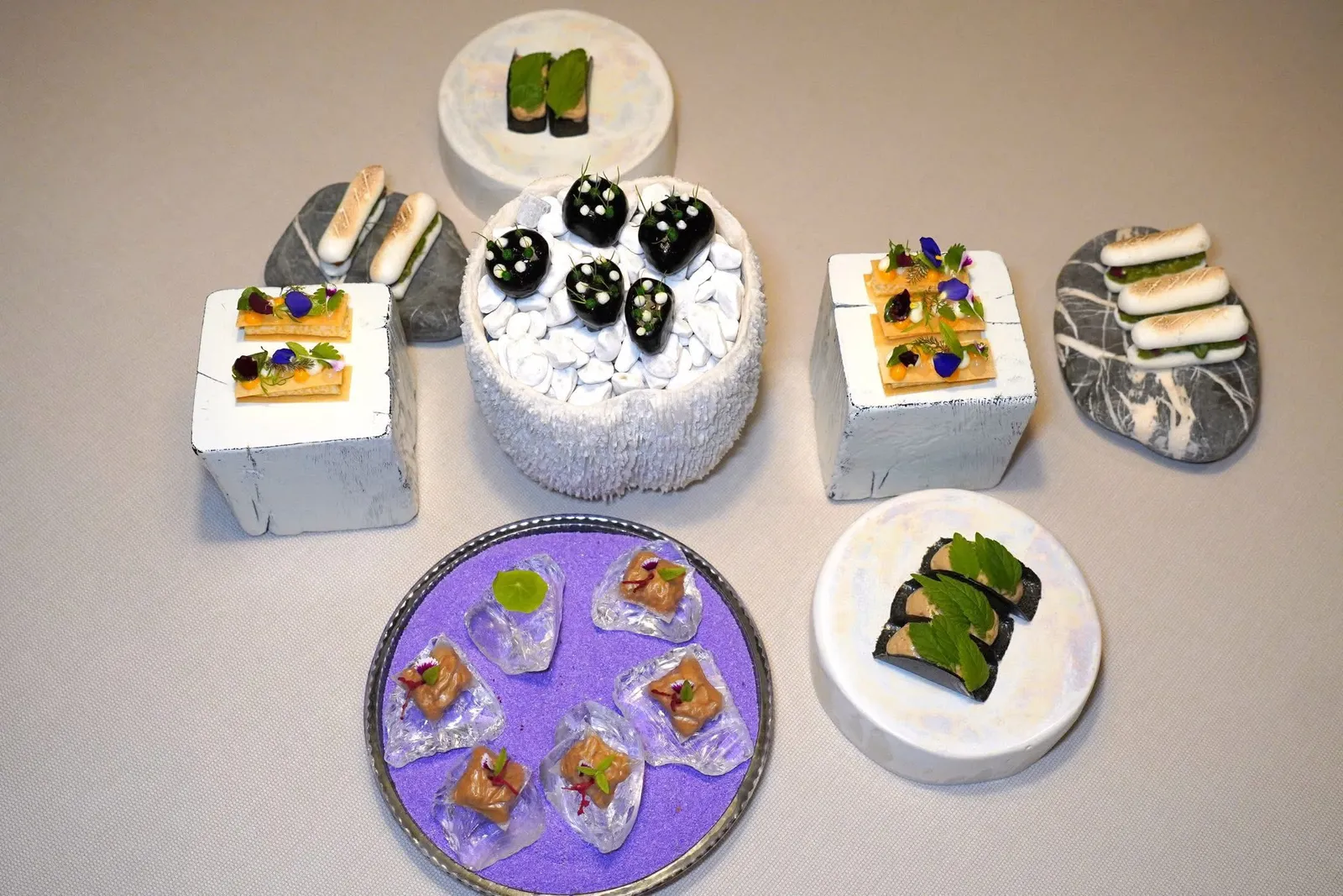 Amuse-bouche ทั้งหมดเสิร์ฟมาพร้อมกัน
