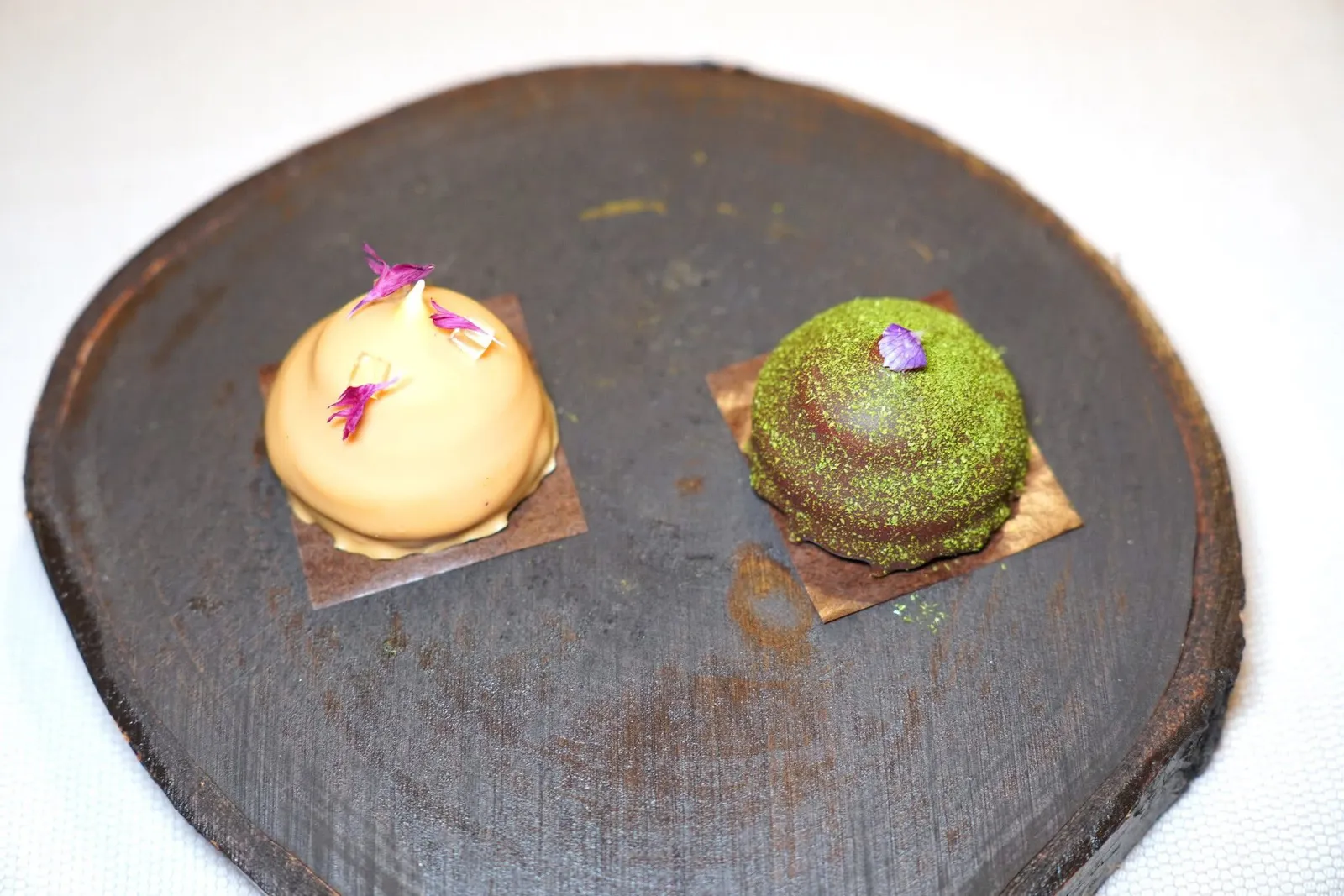 The chocolate marshmallows...With green apple and woodruff, cornflowersช็อกโกแลตมาร์ชแมลโลว์เสิร์ฟมา 2 รูปแบบ ชิ้นแรกฝั่งขวาโรยด้วยผงสมุนไพร Woodruff และใส่อโรมาของ Woodruff ลงไปด้วย อีกชิ้นหนึ่งมีรสชาติของ Dulce de Leche คาราเมล จากนั้นท็อปด้วยเจลลี่ชิ้นจิ๋วที่เตรียมมาจากแอปเปิ้ลเขียว Granny Smith