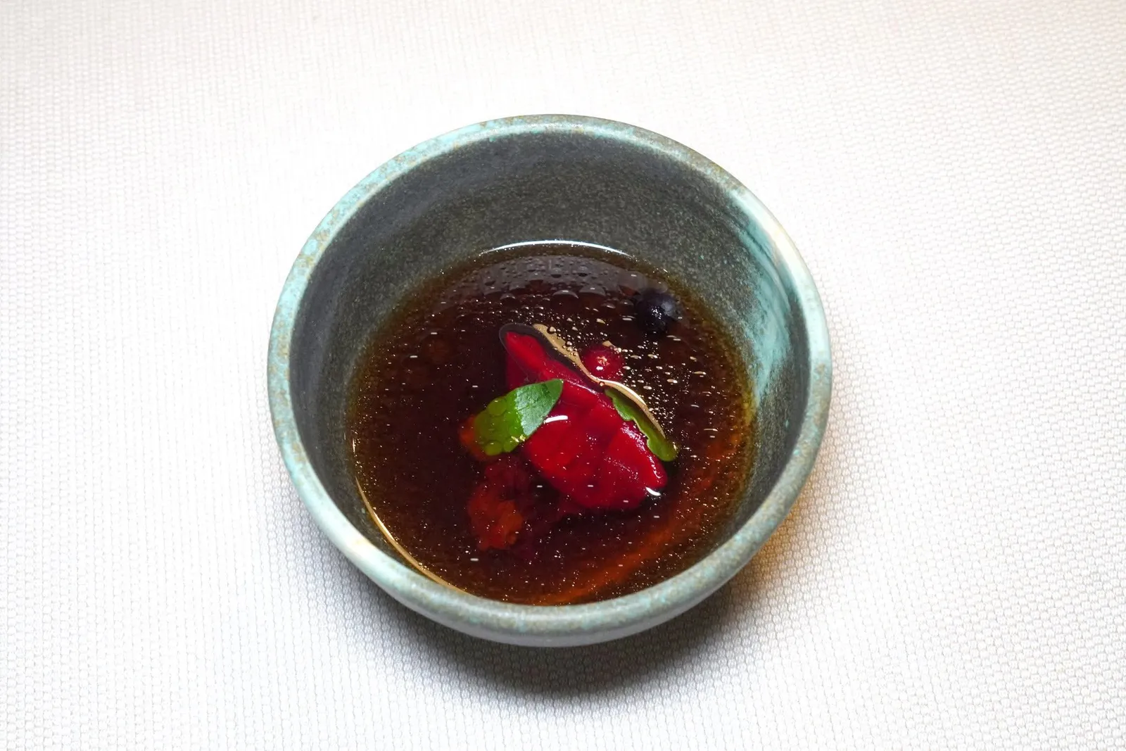The Terra teamushroom infusion with red deer ravioloThe Terra Tea ประกอบไปด้วย Infusion ที่เตรียมมาจากเห็ดและกวางปรุงต่อเนื่อนานกว่า 12 ชั่วโมงแล้วกรองจนใส เชฟเสิร์ฟมาอุ่น ๆ โดยในถ้วยยังมีราวิโอโลบีทรูทสีแดงสอดไส้เนื้อกวางผสมผสานเข้ากันกับ Dehydrated Mushroom หรือเห็ดแห้งและเบอร์รี่ ด้านบนคือ Mushroon Leaf หรือใบของต้นไม้ที่พบเจอใกล้ ๆ กันกับเห็ดนั่นเอง (18/20)