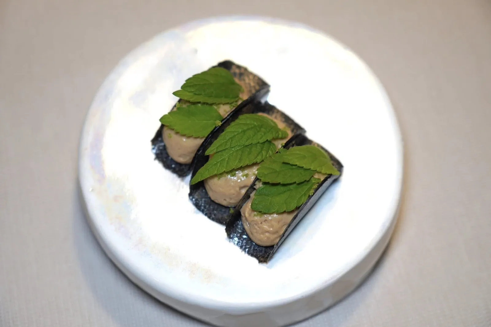 Black taco with Aztec sweet herbTaco สีดำที่ภายในบรรจุครีมเห็ดและใบ Aztec Sweet Laef สร้างความสดชื่นมาตัดกันกับ Earthy Aroma ของครีมเห็ดได้ดีมาก ๆ (18/20)