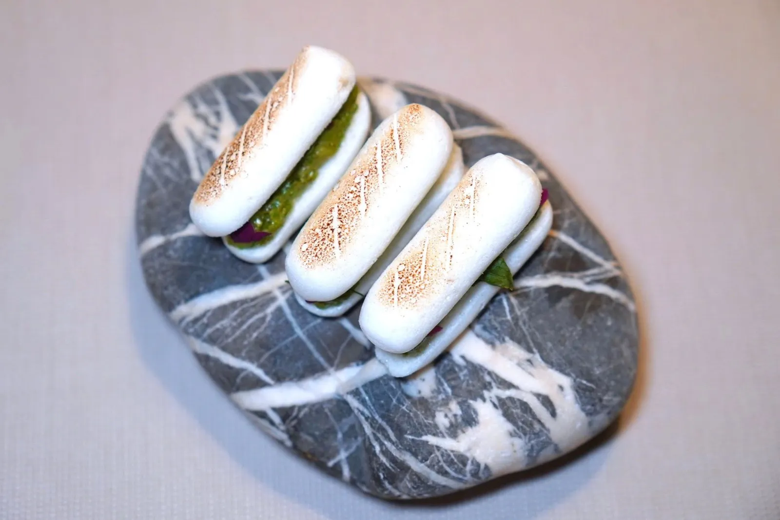 Sandwich with trout and fermented garlicMini Sandwich ที่เตรียมมาจากเมอแรงก์ ด้านในคือ Mayonnaise ที่เตรียมมาจาก Lemon Balm (Melissa) ผสมกันกับ Tartare ปลาเทร้าต์ และเจลกระเทียมดำหมัก (18/20)