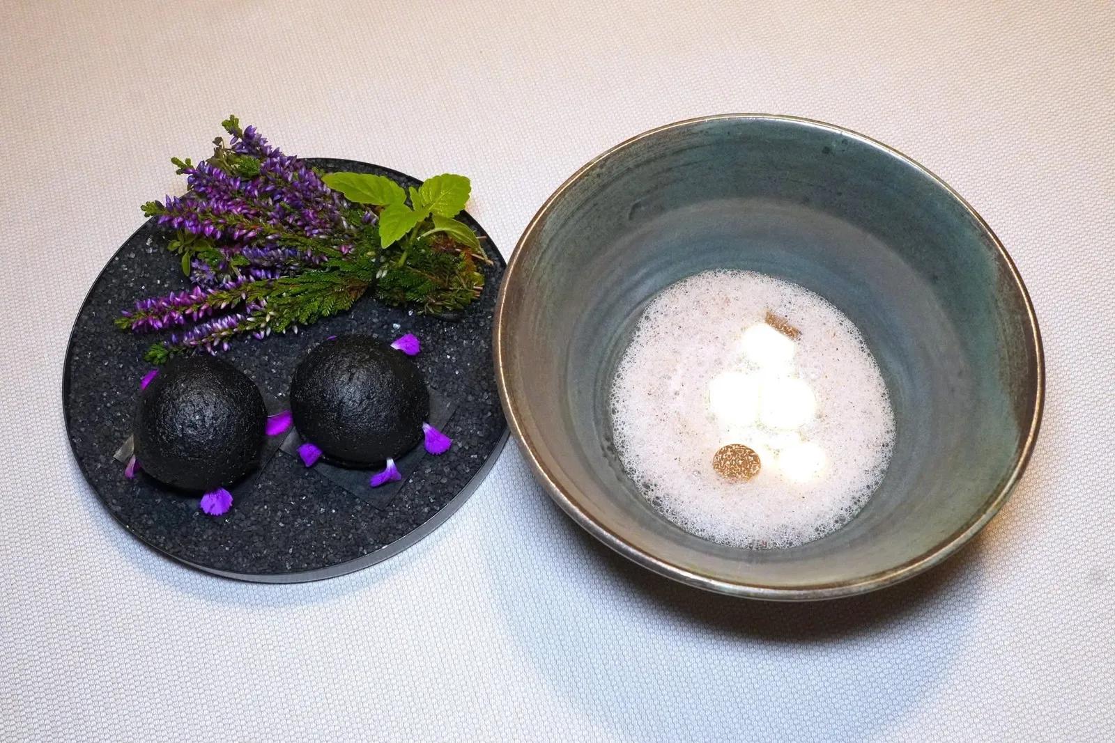 Black brioche bread with smoked pike-perch and clove blossomsLiquid cheese gnocchi and hawk wing mushroomLiquid Gnocchi หรือ Gnocchi ที่เชฟอาศัยกระบวนการ Reversed Spherification ซึ่งจะแตกออกในปากเมื่อแรกเคี้ยว ด้านในคือ Alpine Mountain Cheese ให้อโรมาและความครีมมี่เฉพาะตัว รอบ ๆ คือโฟมที่เตรียมมาจากเห็ด Hawk Wing Mushroom ท้องถิ่นและเสริมด้วยอโรมาความหอมของทรัฟเฟิล นอกจากนี้ยังมีส่วนหนึ่งของชีสและส่วนหนึ่งของทรัฟเฟิลในมาในภาชนะอีกด้วย (19/20)