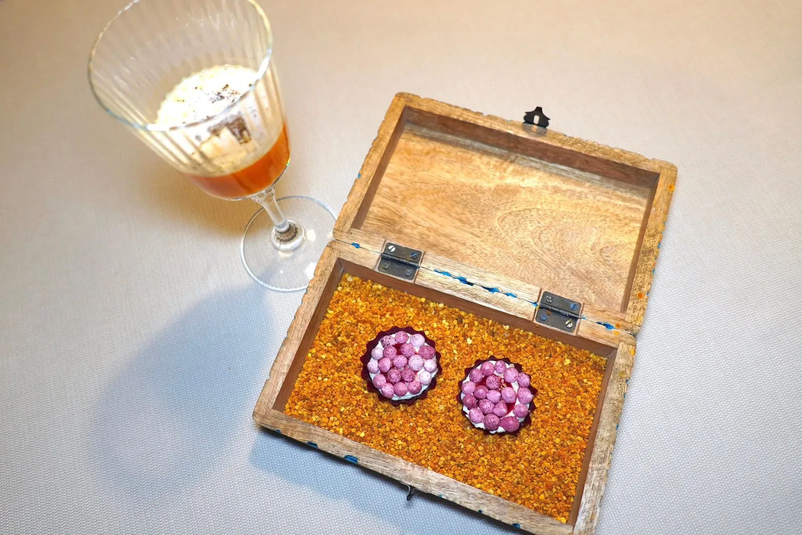 The blue box:Sea buckthorn and fennel drink, elder flower foamRaspberry tart with pine spruce yoghurt and meringue of dried rose petalsองค์ประกอบแรกคือ Tartelette กรอบที่มีความเปรี้ยวของราสเบอร์รี่เข้ากันดีกับความมันของโยเกิร์ต เชฟใส่อโรมาของสนลงไปด้วย ด้านล่างยังมีเมอแรงก์และ Dehydrated Rose Petal หรือกลีบกุหลาบที่ผ่านการทำให้แห้งให้รสหวานและหอม สุดท้ายคือ Popling Candy ที่จะมีเสียงเป๊าะแป๊ะในปากสร้างความสนุกขณะชิม ส่วนเครื่องดื่มข้าง ๆ กันมีความสดชื่นของซีบัคธอร์นและเฟนเนล ด้านบนคือ Elderflower Foam และผง Liquorice Dust (17/20)