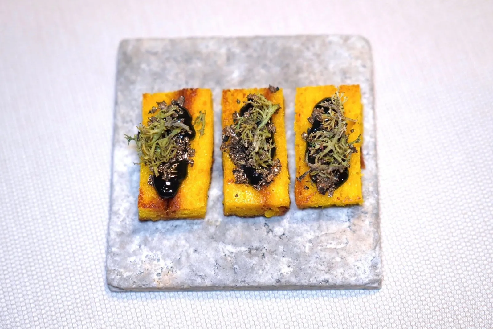 The marinated rainbow trout with sour cream mousse and red onionsCornet with yeast foam and smoked trout caviarTrumpet mushroom bread with winter truffle and crispy lichen cladoniaสุดท้ายคือขนมปัง Brioche เสิร์ฟมากับเห็ด Trumpet Mushroom (20/20)