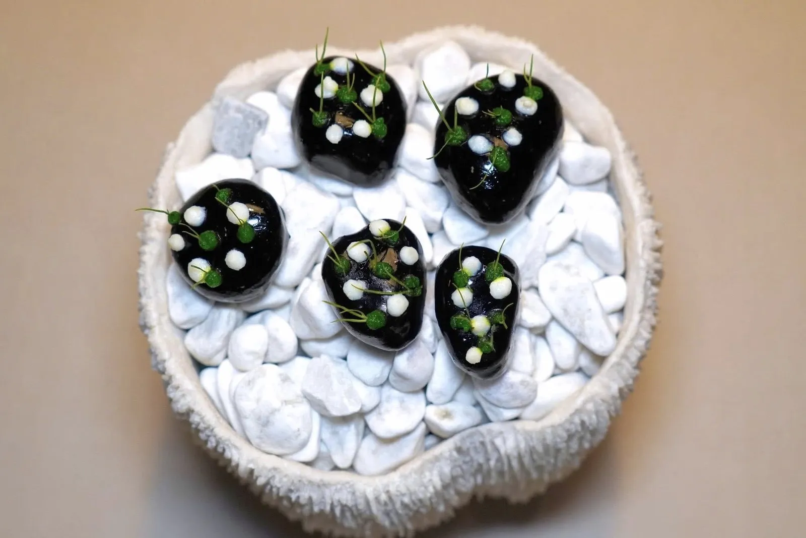 Blueberry stone with whitefish, horseradish, thyme and dill jellyเริ่มต้นมื้ออาหารด้วยก้อนหินปลอมที่เตรียมมาจากบลูเบอร์รี่ ด้านในคือไข่ปลา White Fish และ Crème Fraîche ผสานเข้ากัน จากนั้นท็อปด้านบนด้วยเจลผักชีลาว ไทม์ และฮอร์ชแรดิชที่ให้ความฉุนเฉพาะตัว (18/20)