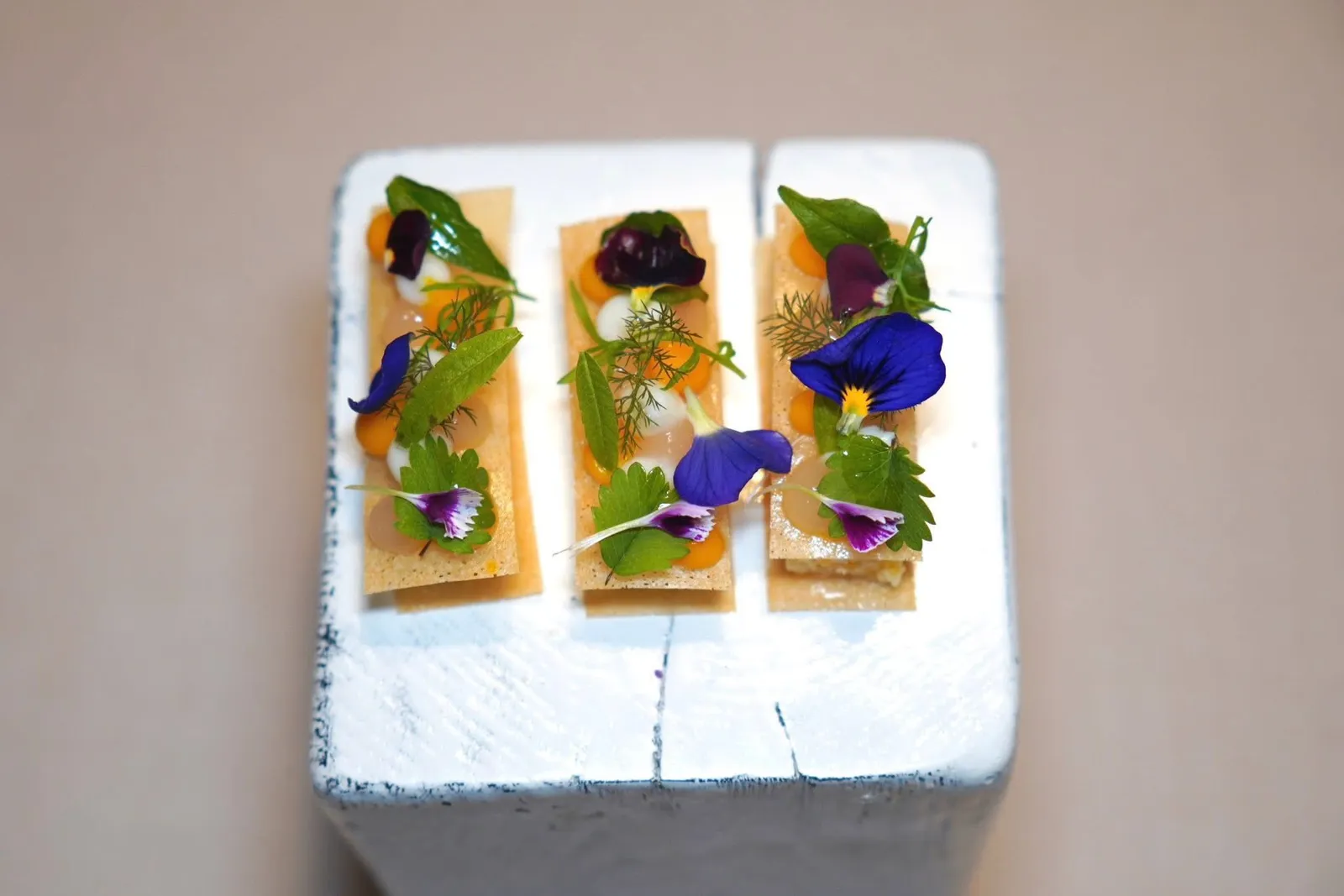 10 herbs toast with carrot, ginger and cuminถัดมาคือ 10 Herbs Toast มีลักษณะเป็นแผ่นบางกรอบ ด้านในคือ Crème Fraîche และคาเวียร์ จากนั้นท็อปด้วยเจลฟักทอง บัตเตอร์มิลค์ และยูซุ ผสานเข้ากันกับกลีบดอกไม้รวมไปถึงสมุนไพรหลายชนิด (18/20)