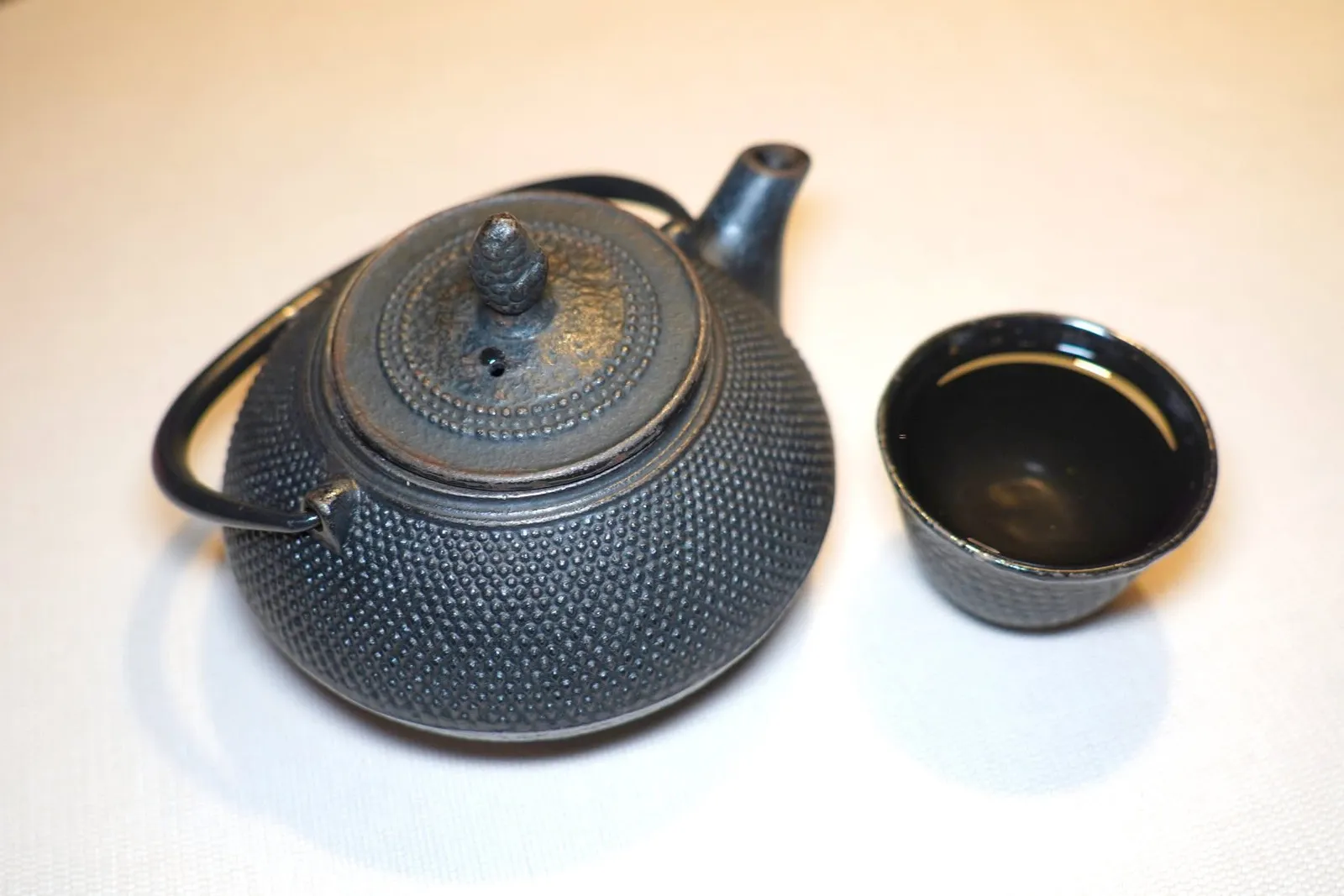 The tea ceremony:Tea of 6 aromatic herbs: golden balm, peppermint, cornflowers, lemon balm, thyme, cloveนอกจากนี้ยังมีชาร้อน ๆ ที่เตรียมมาจากพืชสมุนไพร 6 ชนิดเสิร์ฟมาให้ซึ่งรวมอยู่แล้วในคอร์สอีกด้วย