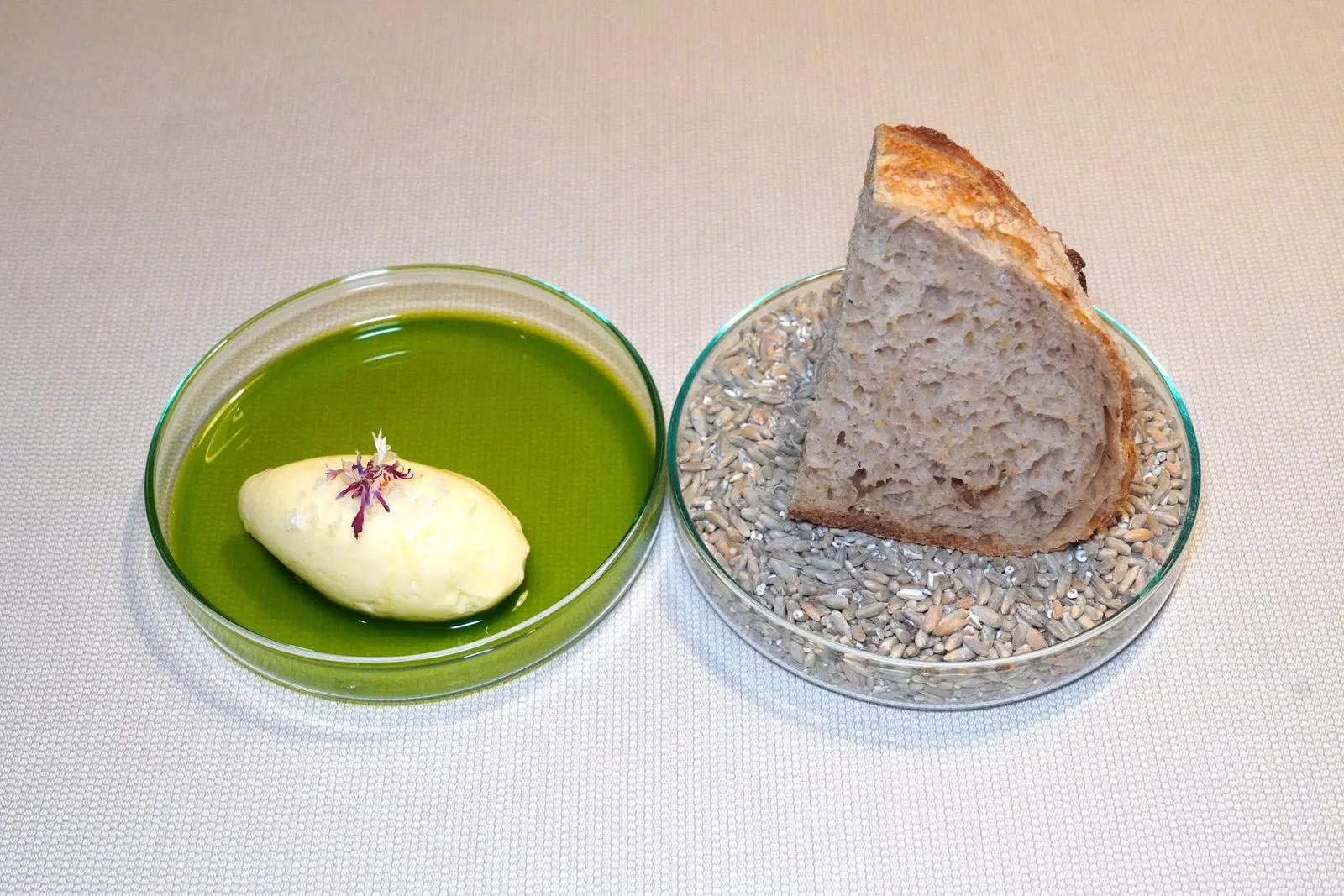 The sun of marigoldBrown trout raviolo with fermented garlic and marygoldRye and spelt sourdough bread, butter from „Schützhof“, pineขนมปังโฮมเมด ด้านในมีผงเห็ดและเลมอนเชื่อม ข้าว ๆ คือกับคือเนยที่เตรียมโดย Schützhof ผู้ผลิตในเมือง Sarentino ไม่ไกลจากตัวร้านโดยความพิเศษคือผู้ผลิตเนยรายนี้มีวัวอยู่ไม่กี่ตัวและจะเตรียมเนยให้กับห้องอาหาร Terra The Magic Place เท่านั้น ด้านบนท็อปด้วยเกลือ Maldon Salt ด้านล่างรองด้วย Pine Oil หรือน้ำมันมะกอกที่ Infused ด้วยเมล็ดสน (17/20)