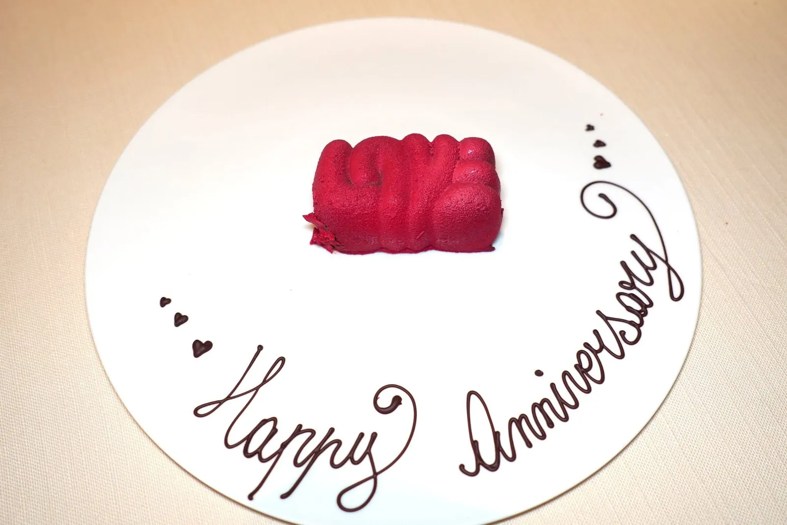 Chocolate Mousseสำหรับใครที่มาเฉลิมฉลองในโอกาสพิเศษทางร้านจะเสิร์ฟช็อกโกแลตมูสมาให้ 1 จาน