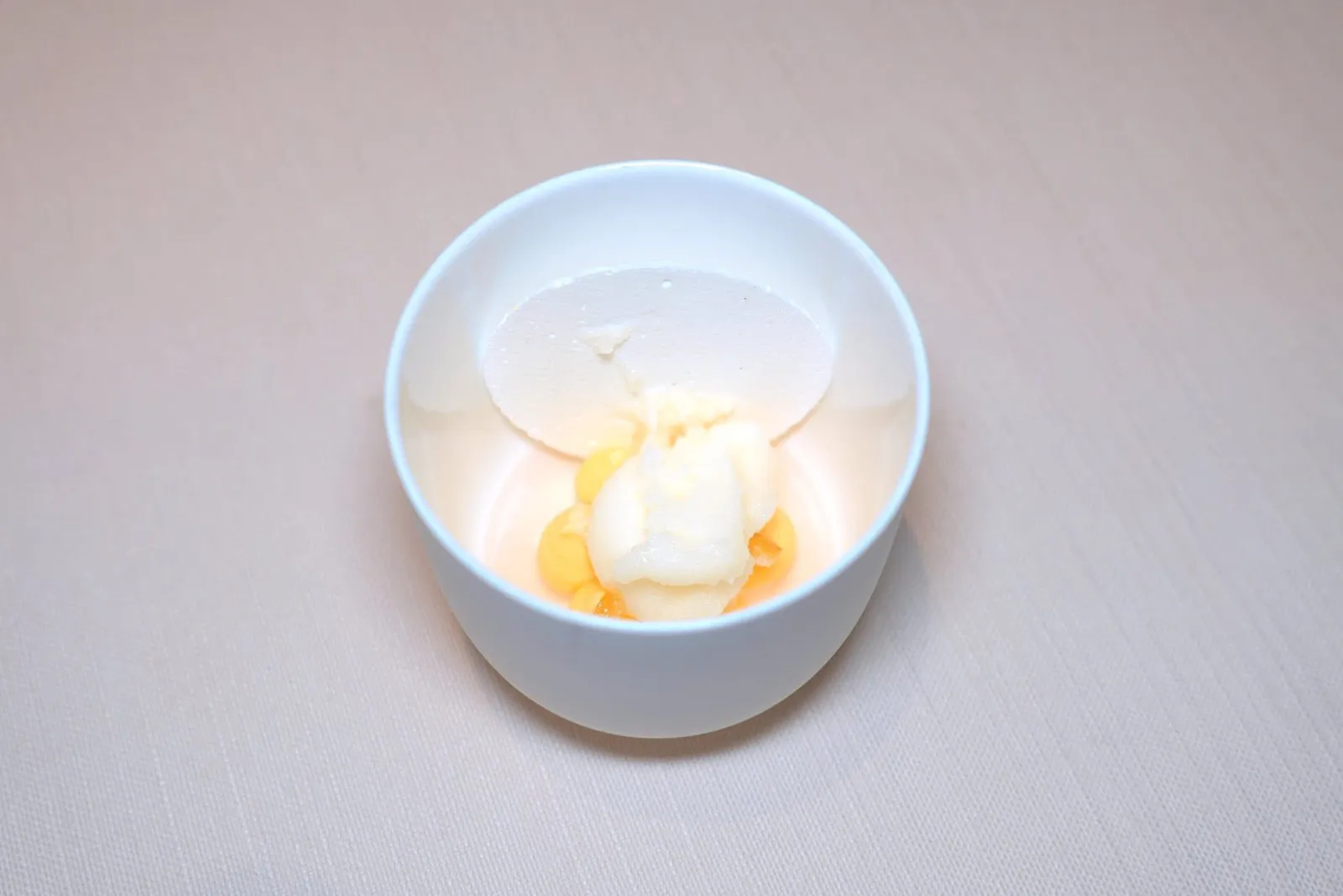 Lemon Essenceพนักงานยังมาเติมน้ำลงในน้ำแข็งแห้งให้ระเหิดขึ้นมาเจอลูกเลมอนเพื่อสร้างอโรมาของเลมอนให้กระจายไปทั้งโต๊ะ (15/20)