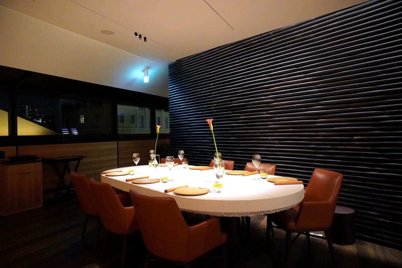 ห้องรับประทานอาหารหลักออกแบบในสไตล์ร่วมสมัยโดยมี Flaviano Capriotti Architetti Studio เป็นผู้รับผิดชอบโครงการณ์