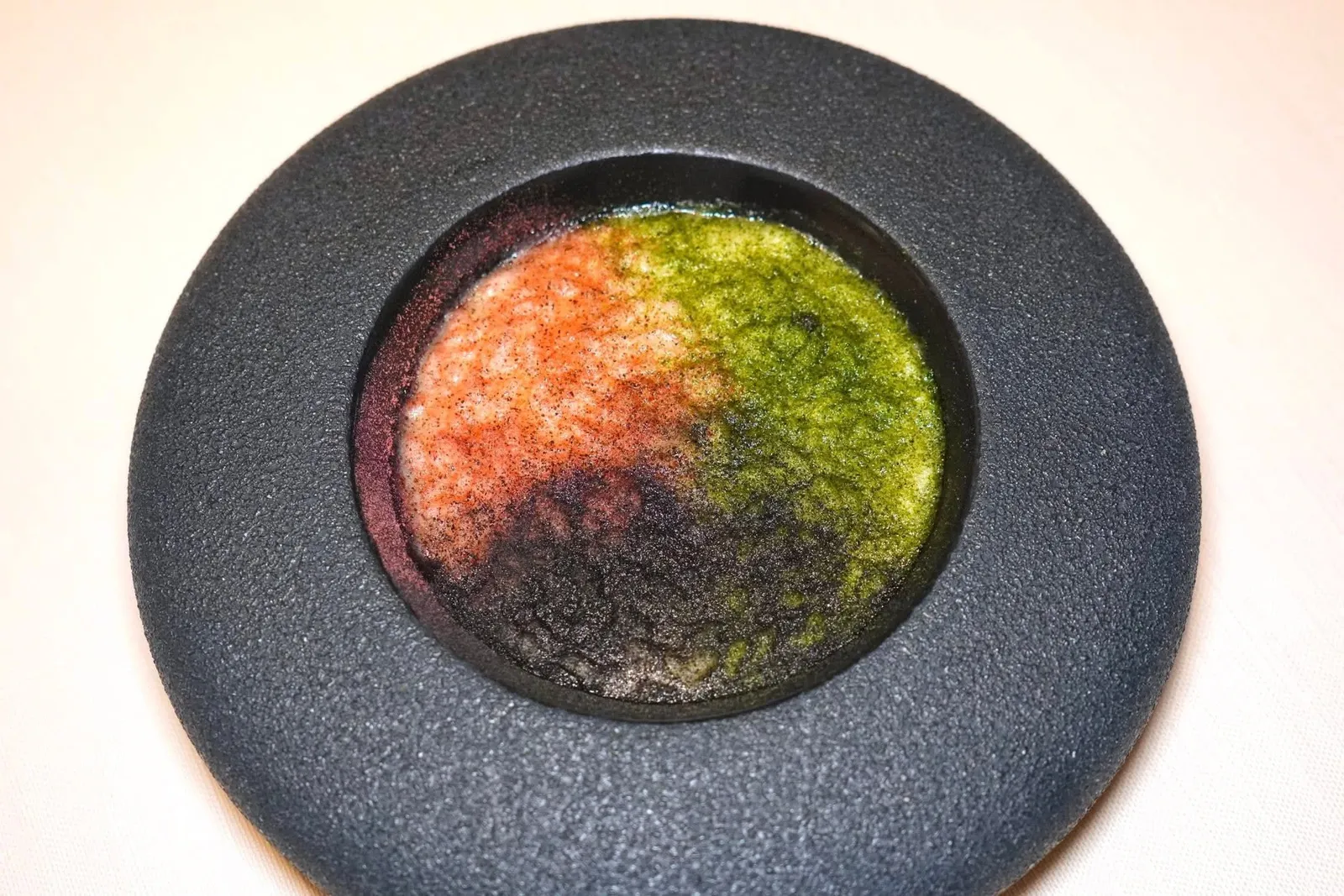 Sub-Marine Risotto(2018)สุดยอดเมนู Signature Dish ประจำตัวของเชฟ Andrea Aprea คือ Ri-sotto Marino หรือชื่อภาษาอังกฤษว่า Sub-Marine Risotto โดยเชฟเลือกใช้ข้าว Carnaroli ปรุงให้สุกใน Seafood Broth ในจานยังมีหอยแมลงภู่ หมึก และกุ้ง ด้านบนท็อปด้วยผงสาหร่ายและดีหมึกเป็นอันพร้อมชิม (17/20)