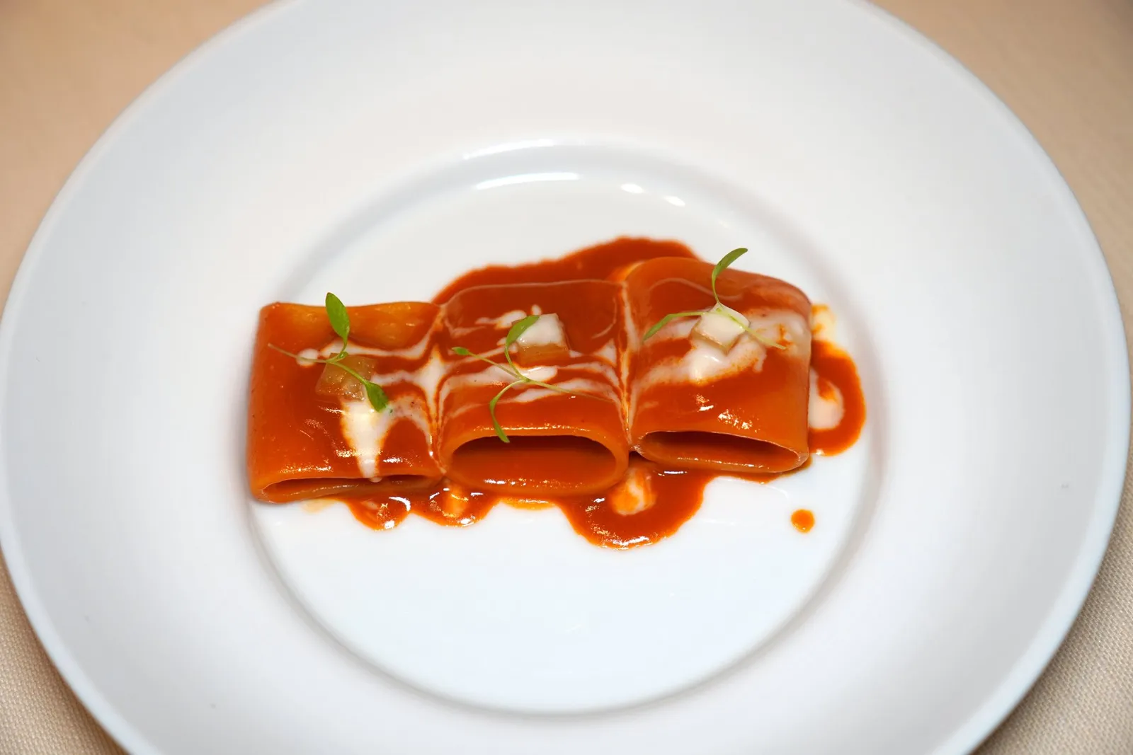 ”Selezione Gentile“ Mezzo Pacchero Pasta in Extraction of Neapolitan ”Soffritto“(2023)Mezzo Pacchero เสิร์ฟมาแบบ Al Dente ไร้ที่ติ เชฟคลุกเคล้ามากับ Neapolitan Soffritto รสชาติเข้มข้น จากนั้นราดด้วยซอสชีส Caciocavallo และเพิ่มมิติความเปรี้ยวและขมเพียงเบา ๆ ด้วย Candied Lemon หรือเลมอนเชื่อม (17/20)
