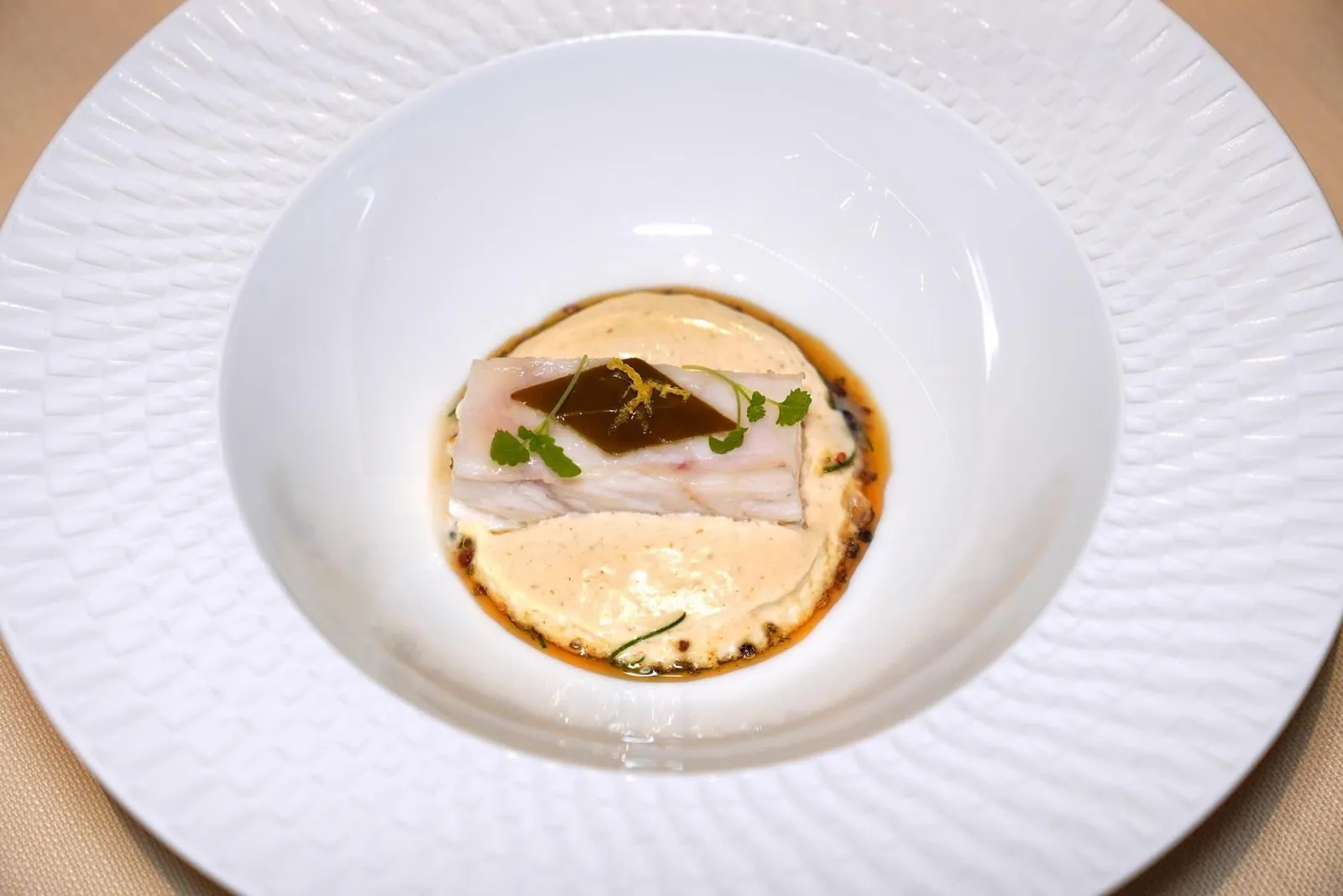 Turbot ”Mugnaia“ Style(2013)ปลาเทอร์บอทเสิร์ฟมากับ Mugnaia Foam นุ่มละมุน เชฟใส่ความฉุนของใบเคเปอร์ลงไปด้วย จากนั้นท็อปด้วยผิวเลมอนเพียงเล็กน้อย (15/20)