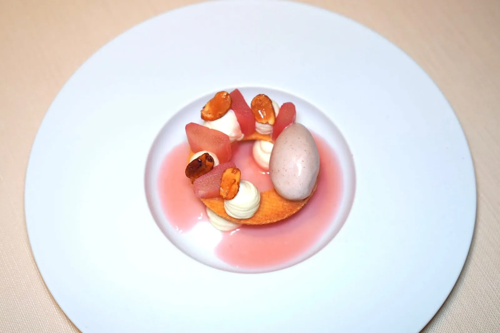 RhubarbWhite Chocolate, Peanuts, Evo(2016)รูบาร์บเสิร์ฟมากับความครีมมี่ของไวท์ช็อกโกแลตและอโรมาของน้ำมันมะกอก Evo เชฟยังใส่ถั่วลิสงคั่วลงไปเพื่อเพิ่มความกรอบอีกด้วย (17/20)