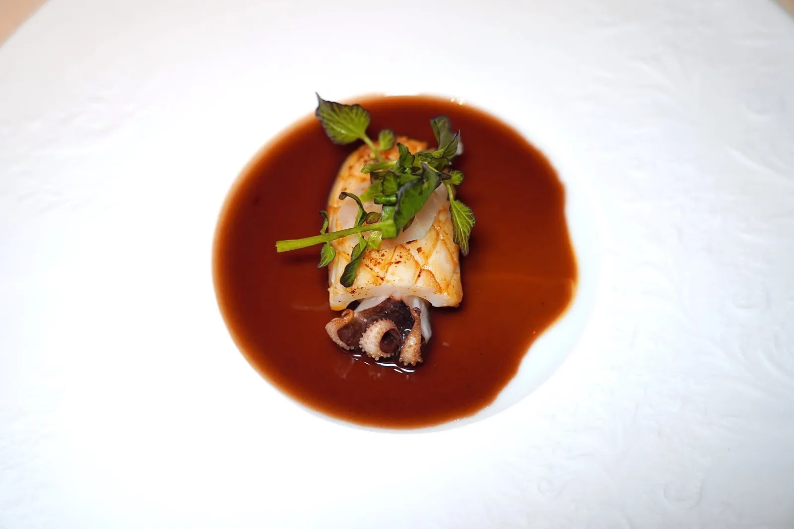 Cuttlefish ”Diavola“ style(2015)หมึกกระดองที่ผ่านการย่างบนเตาจนได้ระดับความสุกแบบไร้ที่ติ ด้านในมี Mashed Potato ที่มีอโรมาของ Horseradish และมีเนื้อสัมผัสเนียนละมุนแอบซ่อนเอาไว้ ยังมีความขมที่ได้จากใบ Sprouts (17/20)