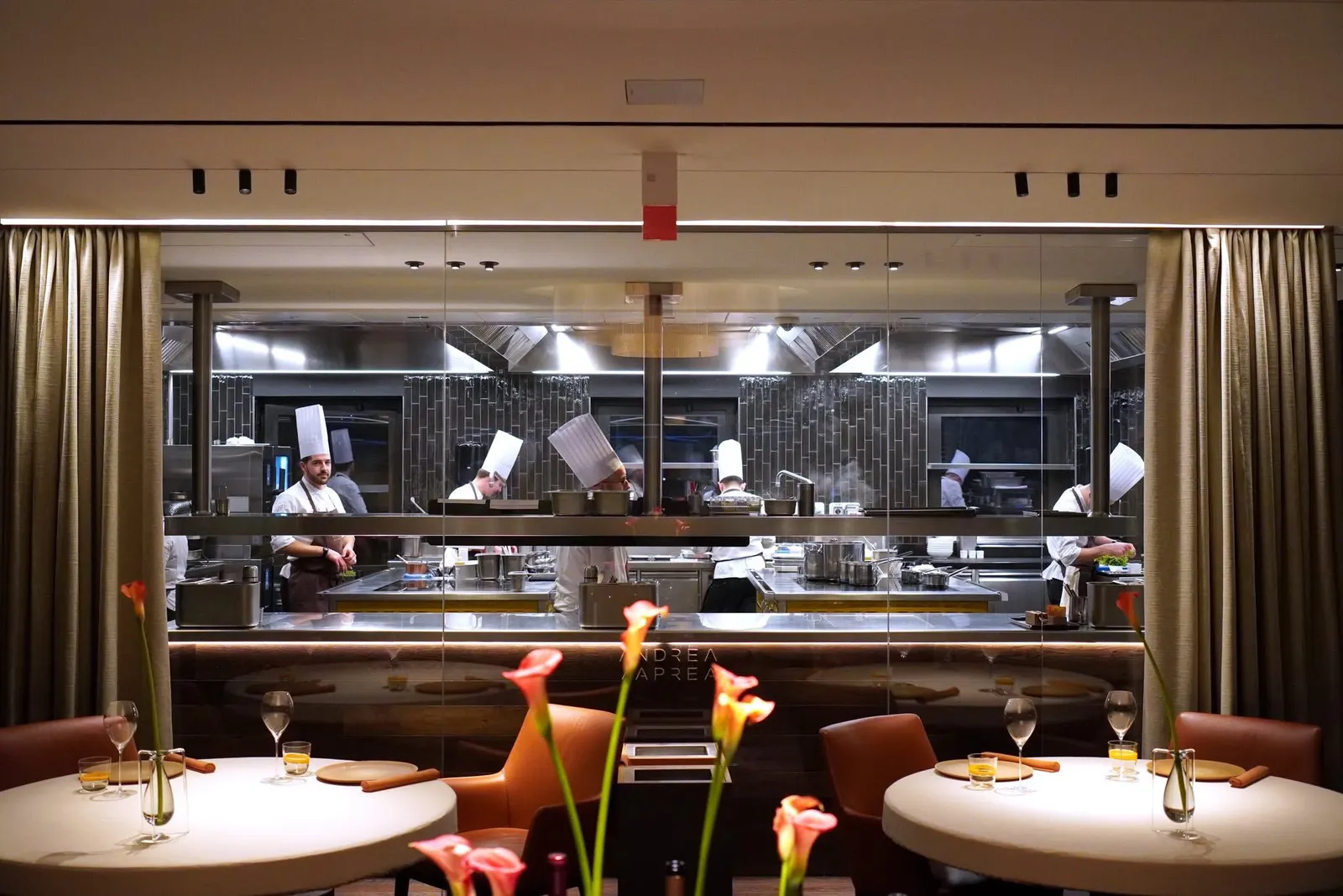 ตรงกลางคือห้องครัวแบบ Open Kitchen ที่มีกระจกใสบานใหญ่กั้นอยู่ครึ่งหนึ่งสร้างความไดนามิคให้กับบรรยากาศโดยรวม ผนังร้านสร้างขึ้นจากเซรามิกสีดำแบบบัคเคโรซึ่งเคยถูกชาว Etruscans ใช้เป็นวัสดุสำหรับทำแจกัน แชนเดอเลียร์ที่ประกอบขึ้นจากคริสตัล Murano และทองคำเปลวห้อยลงมาจากเพดานเป็นจุดกำเนิดแสงและสร้างบรรยากาศอันสุดแสนโรแมนติค