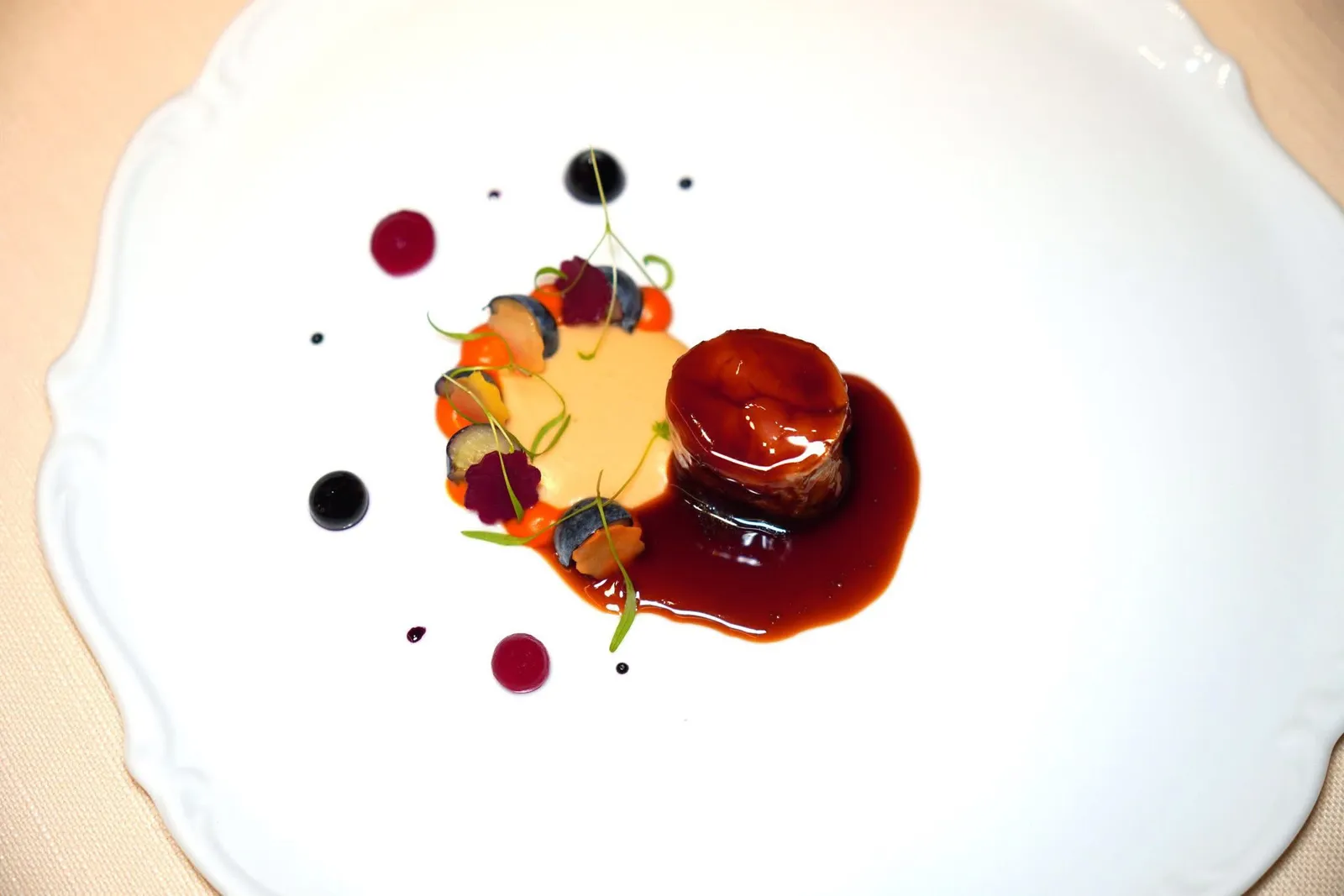 QuailTuna Sauce, Carrots, Blueberries(2022)เนื้อนกกระทาเตรียมมานุ่มและฉ่ำไร้ที่ติ เชฟราดด้วยซอสปลาทูน่าที่มีความเข้มข้นพอเหมาะก่อนจะตัดด้วยความสดชื่นของบลูเบอร์รี่และรสชาติของแครอท (18/20)