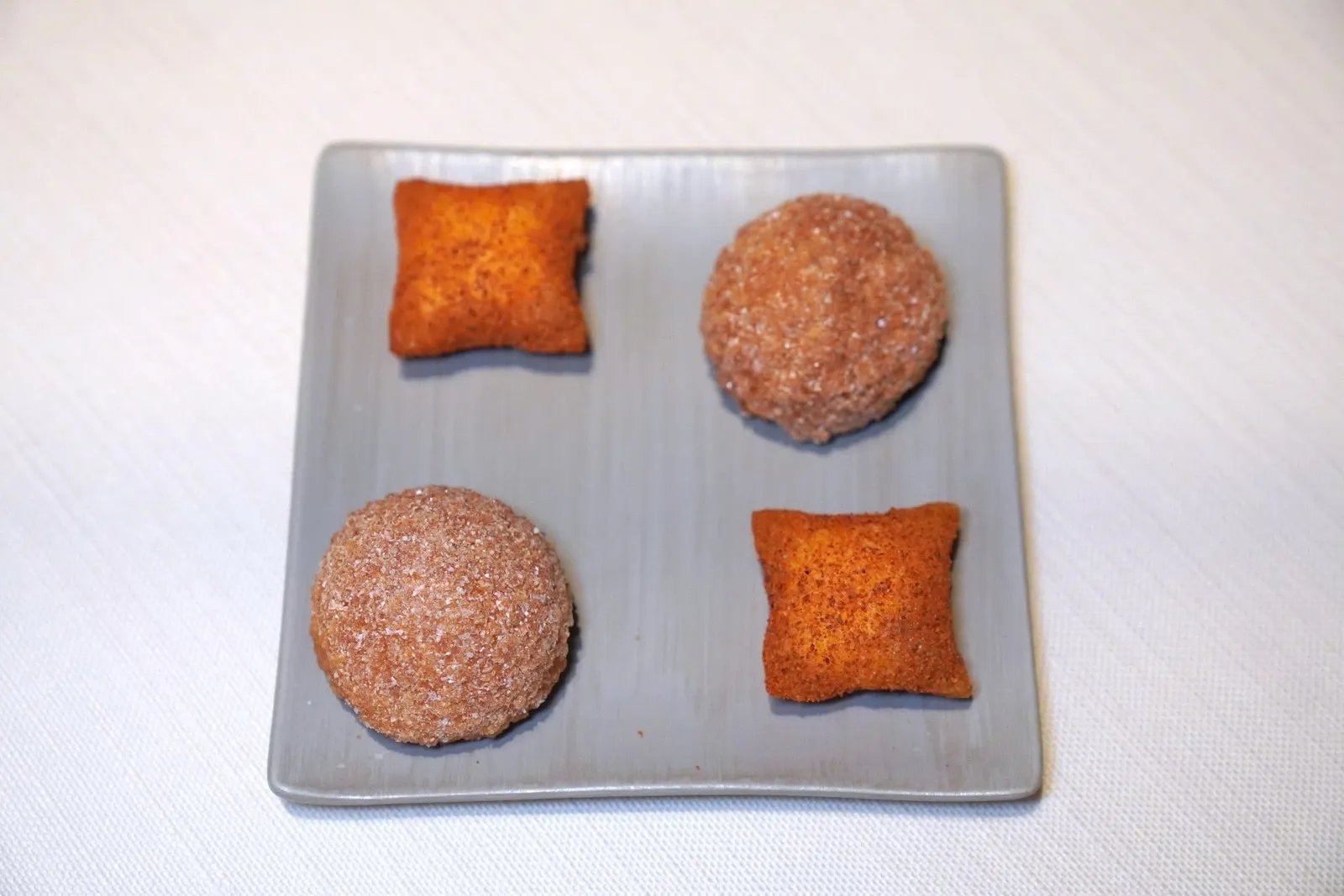 Amuse-boucheถัดมาคือ Shrimp Cocktail เสิร์ฟมาใน Beignet ทรงกลม ชิ้นสี่เหลี่ยมคือ Puffed Potato สอดไส้ชีสแล้วโรยด้านบนด้วยผงพริกหวานแดง (15/20)