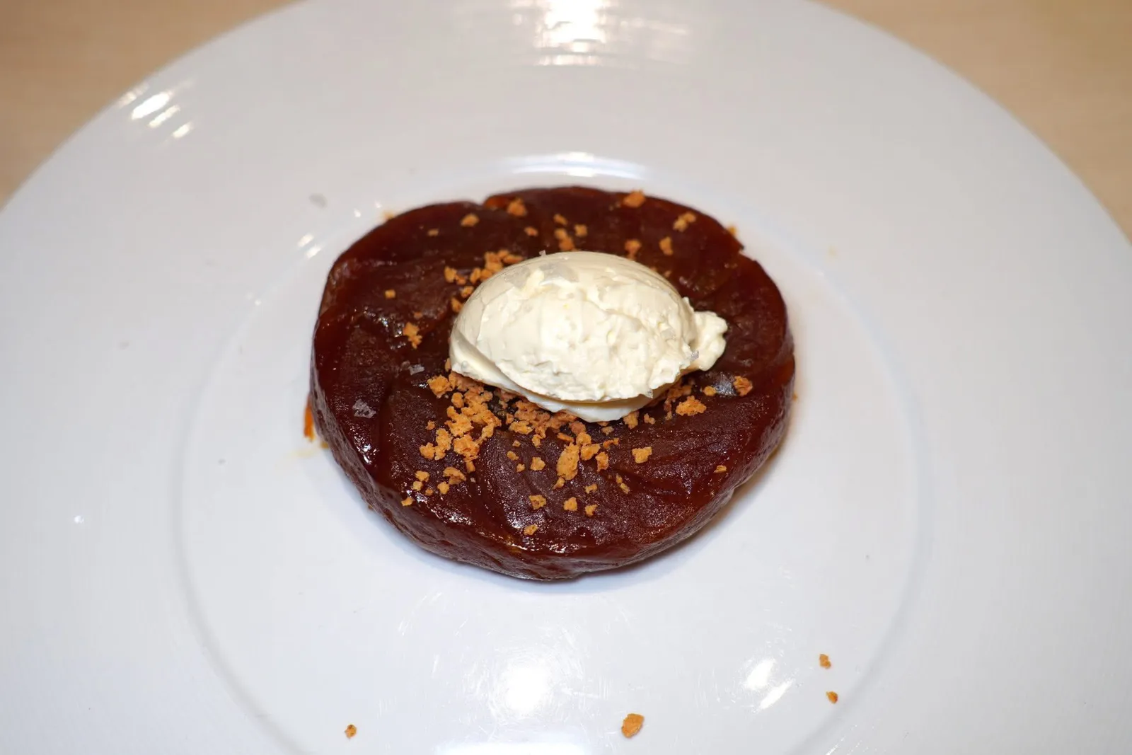 Tarte Tatin de Venise (15 €)Caramelized apple tart, butter puff pastry, vanilla crème fraîche and Amaretto biscuits grainทาร์ตตาแตงในรูปแบบของร้านนำเสนอมาเป็นแป้งพัฟแพสทร่่ที่มีกลิ่นหอมเนย ด้านบนคือแอปเปิ้ลทาร์ตที่ผ่านการ Caramelization จนหวานหอม จากนั้นท็อปด้วยเครมเฟรซวานิลลาและบิสกิตอมาเร็ตโต้บด (14/20)