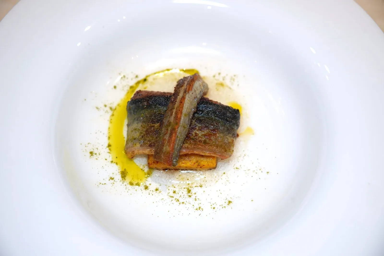 Baked Eel in “Ara” - Historic Venetian Cuisine 16th century (34 €)Smoked eel, with scent of laurel and polenta di Storo.เมนูประวัติศาสตร์ของอาหารเวนิสในช่วงศตวรรษที่ 16 คือปลาไหลลมควันที่มีความหอมของ Laurel ด้านล่างรองด้วย Polenta di Storo หรือ Polenta ที่เตรียมมาจากแป้งข้าวโพด Storo อย่างไรก็ตามชิ้นปลามีกลิ่นเฉพาะตัวที่ค่อนข้างเด่นและอาจไม่ตอบโจทย์นักชิมที่คุ้นเคยกับปลาไหลจากฝั่งเอเชียย (13/20)