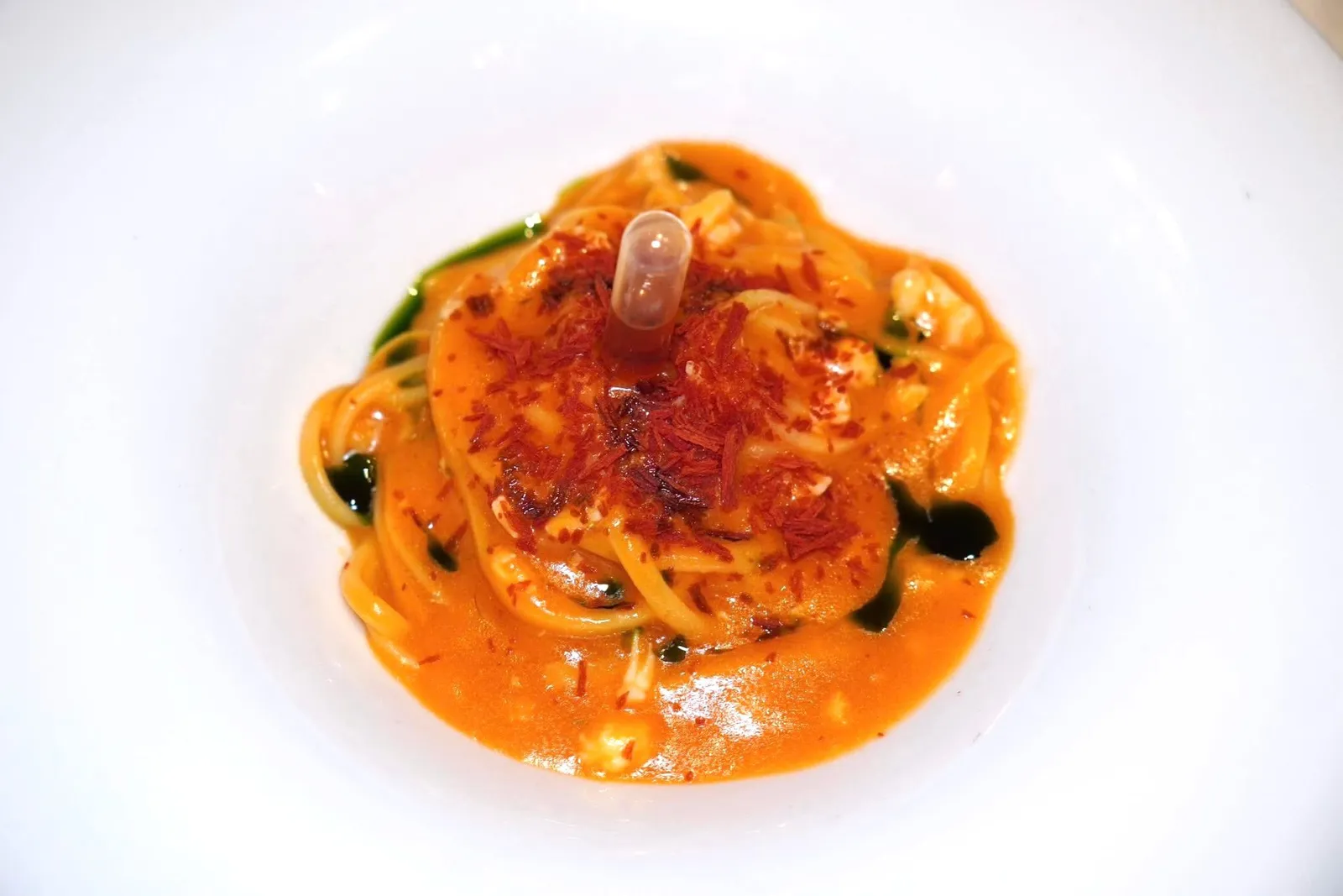 Linguine alla “Buzara” (34 €)Dalmato-Veneta old fashioned recipeDurum wheat pasta “Benedetto Cavalieri” with scampi, San Marzano tomato and scampi coulis, tomato flakes, chilli pepper oilหนึ่งในเมนูดั้งเดิมของแถบ Dalmato-Veneta ที่เชฟนำมาปรับปรุงใหม่แล้วเสิร์ฟมาในรูปแบบของตัวเองโดยใช้เส้น Linguine ราดด้วยซอสมะเจือเทศ San Marzano ช่วยสร้างความอุมามิคลุกเคล้าไปกับซอสของเปลือกและมันกุ้ง ด้านบนโรยด้วยเศษมะเขือเทศแห้งและน้ำมันพริก (13/20)