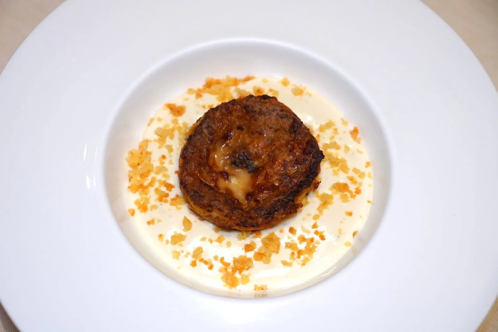Lasagnetta with beef ragout (28 €)Handmade lasagnetta gratin with beef ragout, bechamel foam and parmesan crumbleพาสต้า Lasagnetta เสิร์ฟมาในรูปแบบของกราแตง เชฟราดด้วยซอสรสกูเนื้อวัวเข้มข้น รอบ ๆ คือโฟมซอสเบชาแมลตามสูตรต้นตำรับ นอกจากนี้ยังมีความกรอบของครัมเบิ้ลชีสพาเมซานใส่มาด้วย (14/20)