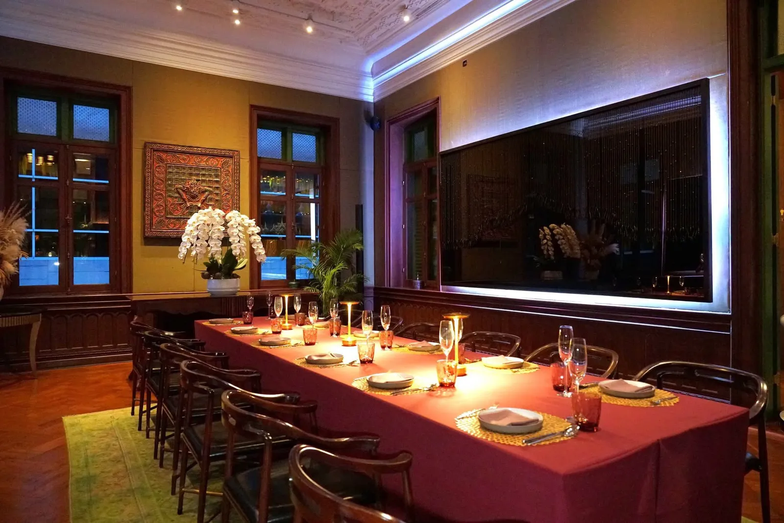 การตกแต่งภายในงดงามสมกับมาตรฐานห้องอาหารระดับ Fine Dining ลูกค้าสามารถเลือกนั่งบริเวณ The Dining Room ซึ่งถูกจัดให้เป็นห้องทานอาหารหลัก ส่วนฝั่งตรงข้ามเป็นส่วนของ The Bar สำหรับชงใช้เครื่องดื่มต่างๆ สุดท้ายคือ The Courtyard ซึ่งตั้งอยู่ใจกลางตัวบ้านโดดเด่นสวนสีเขียวอันร่มรื่นเหมาะกับการนั่งจิบน้ำชาในยามบ่ายเป็นที่สุด