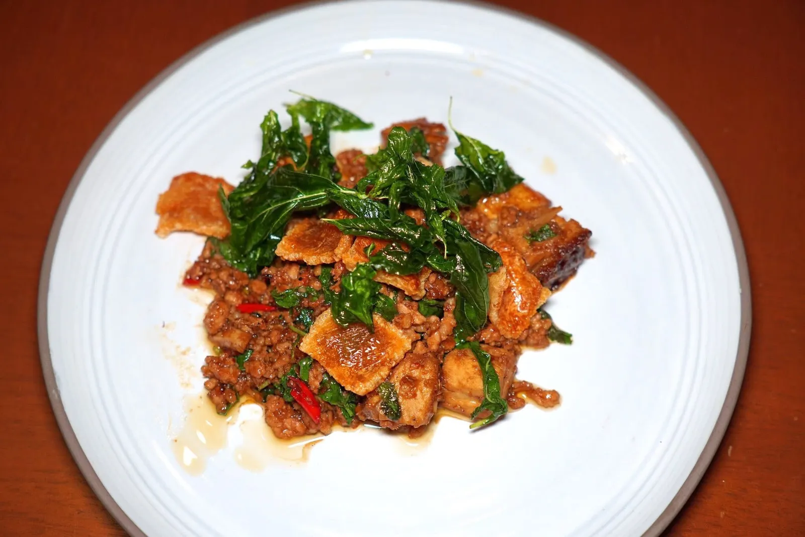 Crispy Pork Kra Paoผัดกระเพราหมูกรอบผัดกระเพราคั่วมาให้รสชาติที่กลมกล่อม อย่างไรก็ตามถึงจะชื่อว่าเป็นผัดกระเพราหมูกรอบแต่ทางร้านกลับใส่หมูสับเข้ามาด้วย