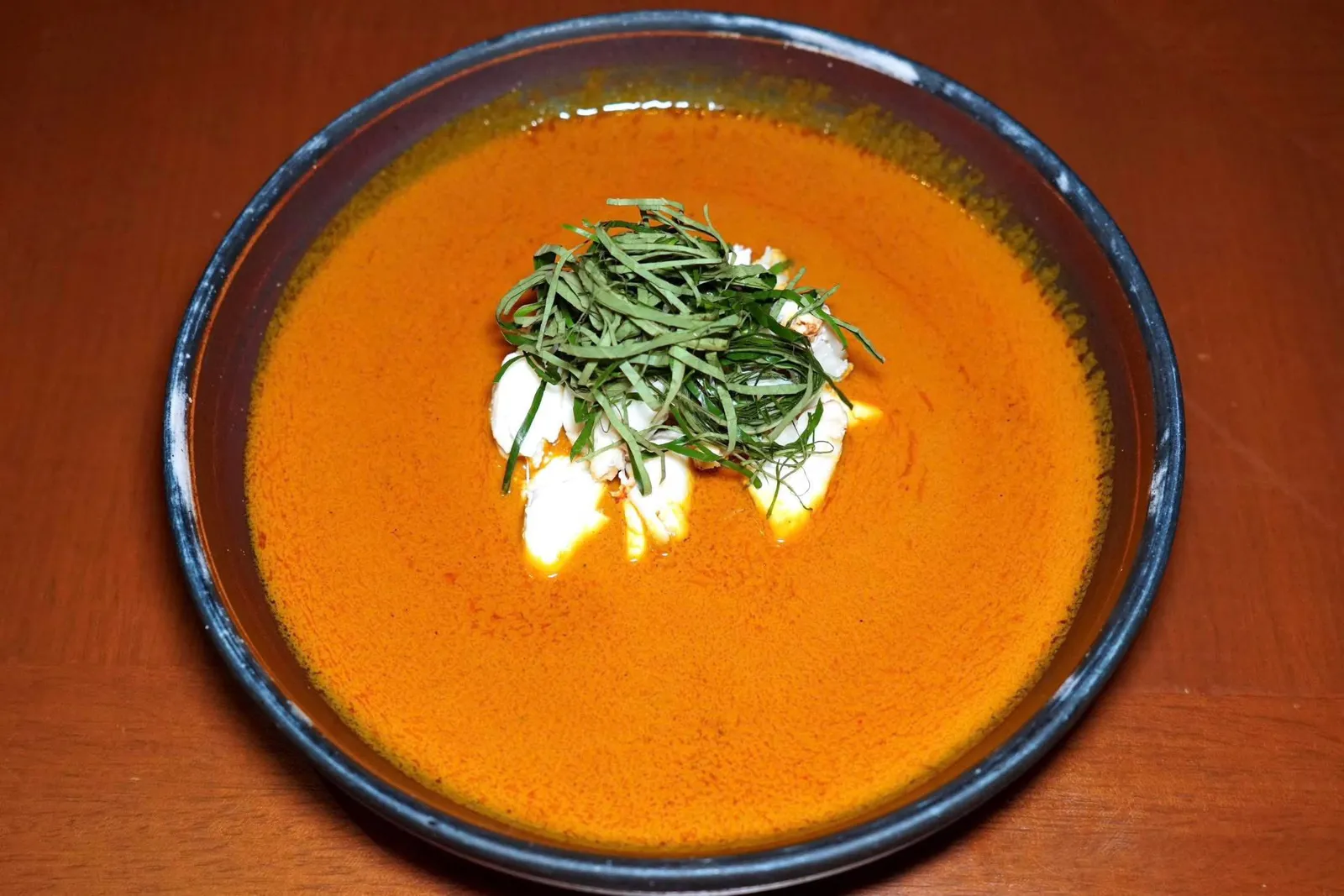 Cha Phu Crab Curryเเกงเหลืองเนื้อปูใบชะพลูแกงปูมีรสชาติเผ็ดพอเหมาะ หอมพริกแกงใช้ได้ เชฟใส่เนื้อปูและใบชะพลูซอยลงไปตรงกลางจาน