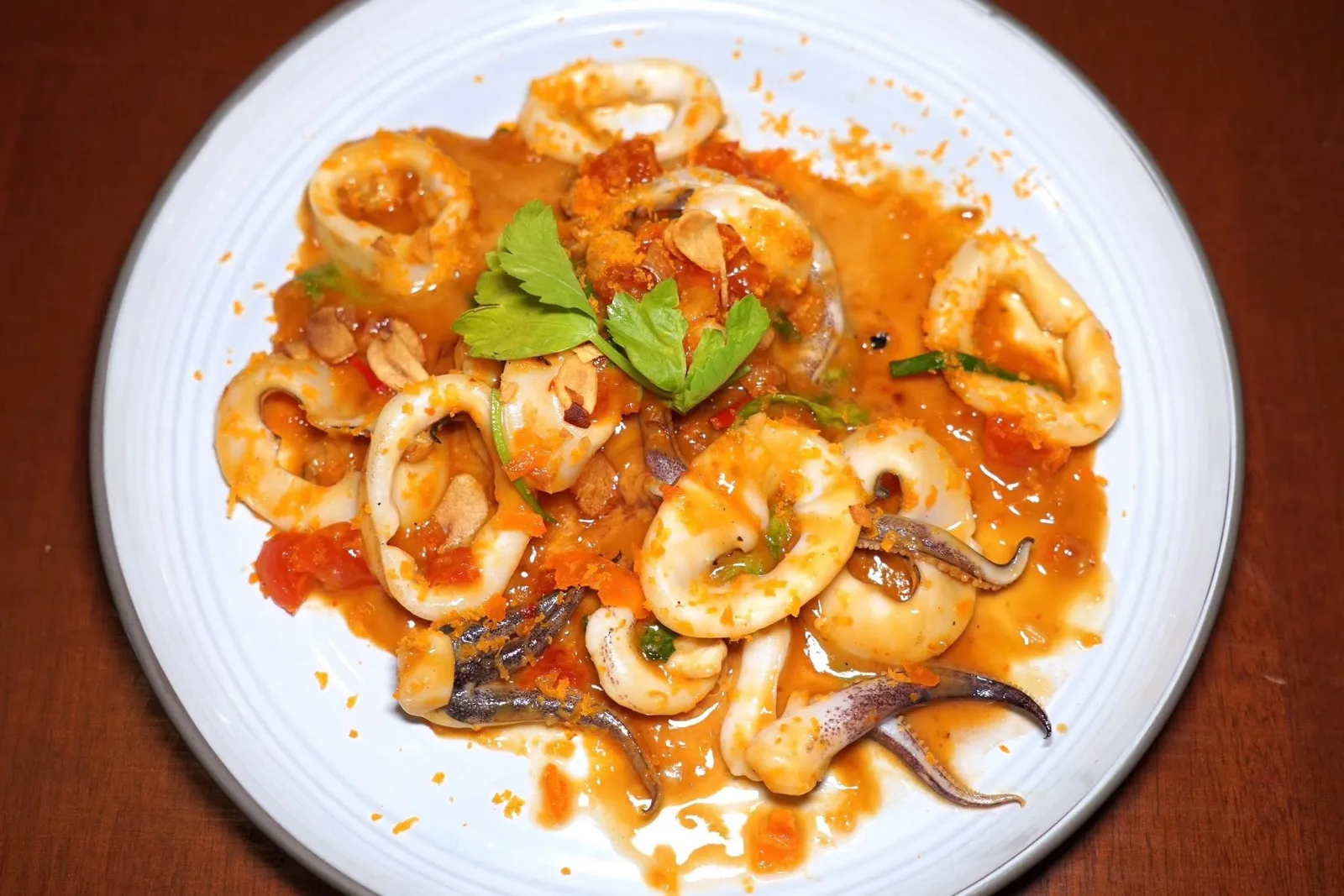 Banana Squid Salted Eggผัดปลาหมึกไข่เค็มหมึกทั้งส่วนตัวและหนวดผัดกับซอสไข่เค็มนัว ๆ คลุกเคล้าให้ทั่วกัน